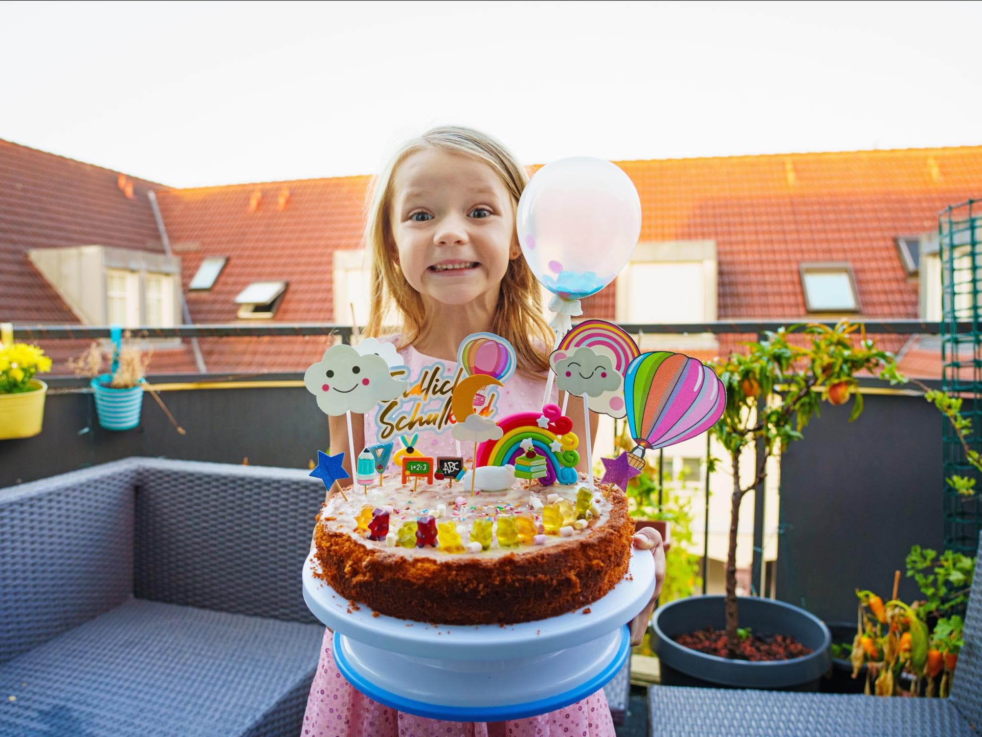 Mädchen freut sich über pompöse Einschulungstorte