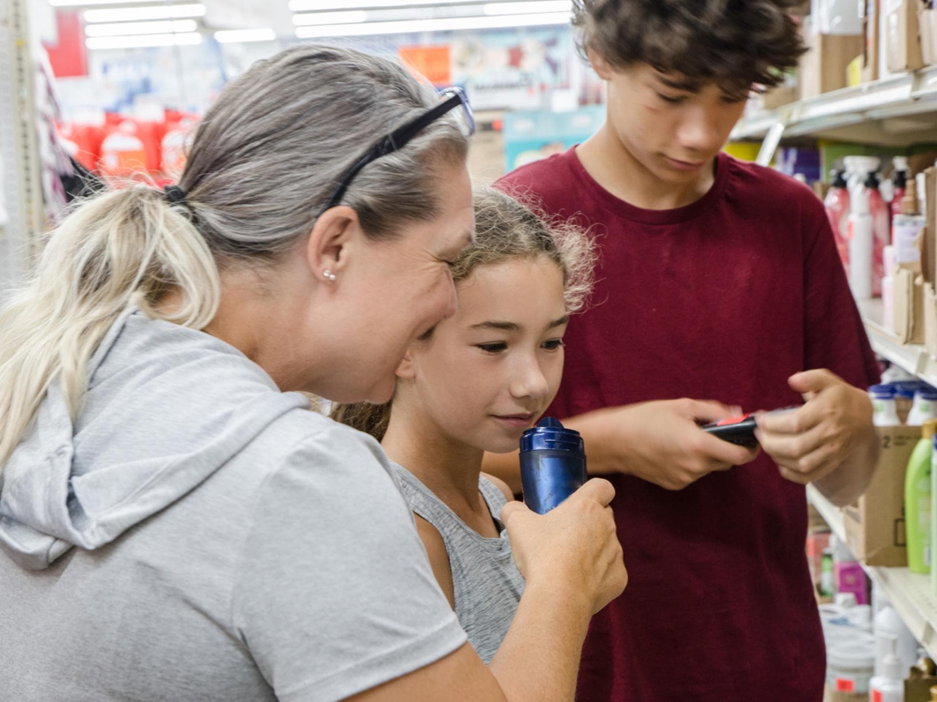 Mutter sucht mit ihren Kindern ein Deo aus. Mutter sucht mit ihren Kindern ein Deo aus.