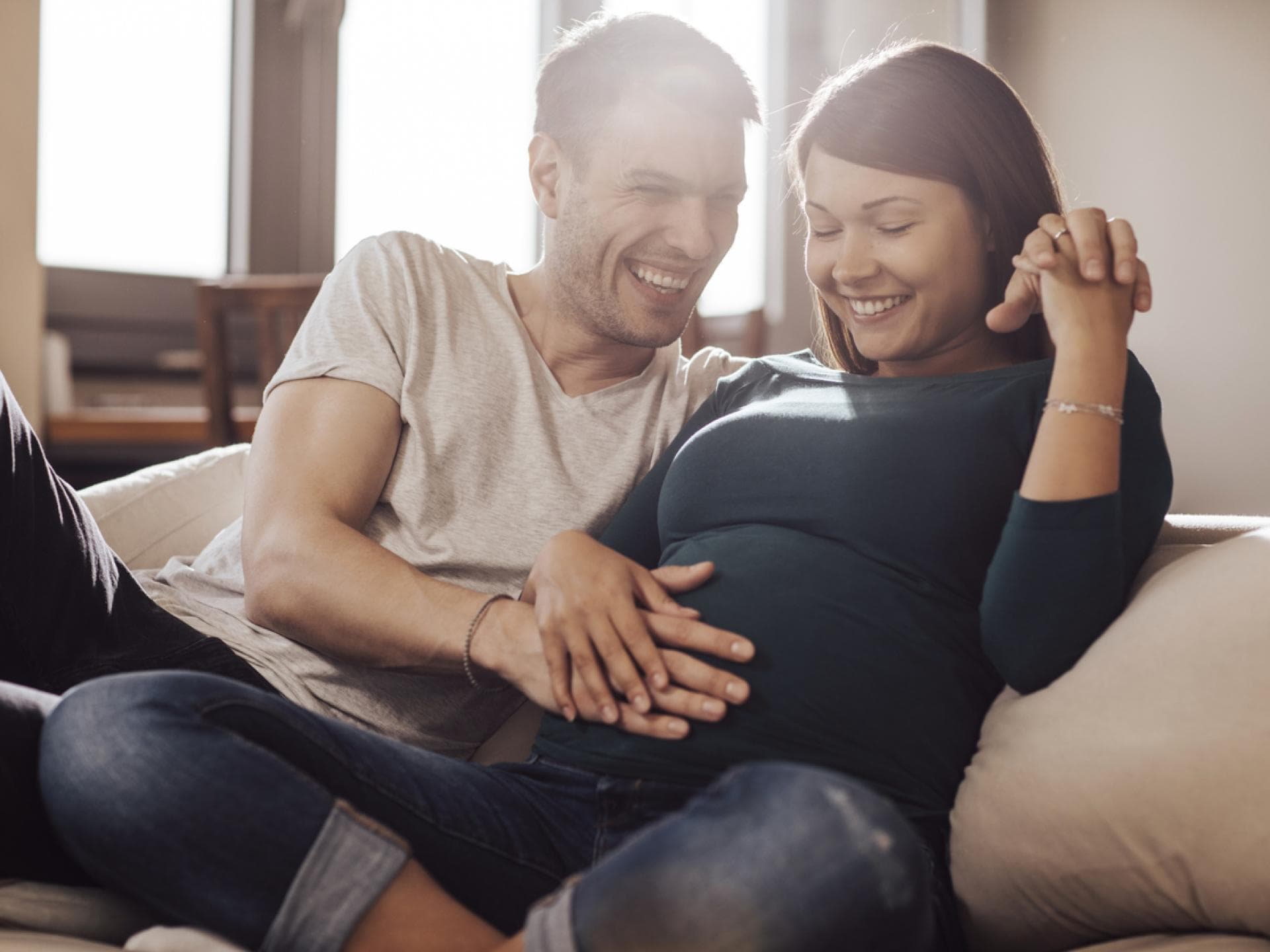 Werdende Eltern freuen sich auf ihr Baby