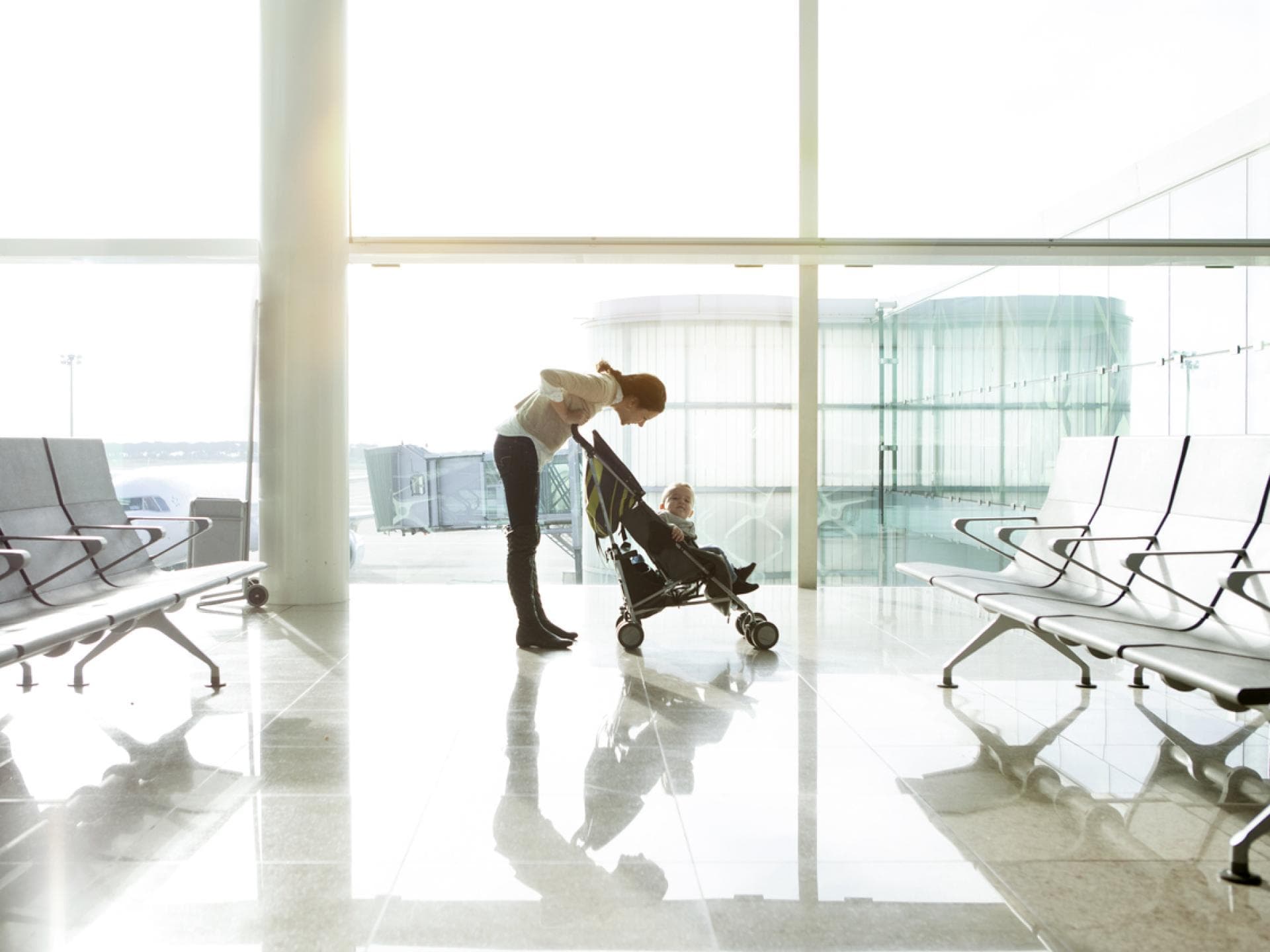 Mama mit Reisebuggy am Flughafen Mama mit Reisebuggy am Flughafen