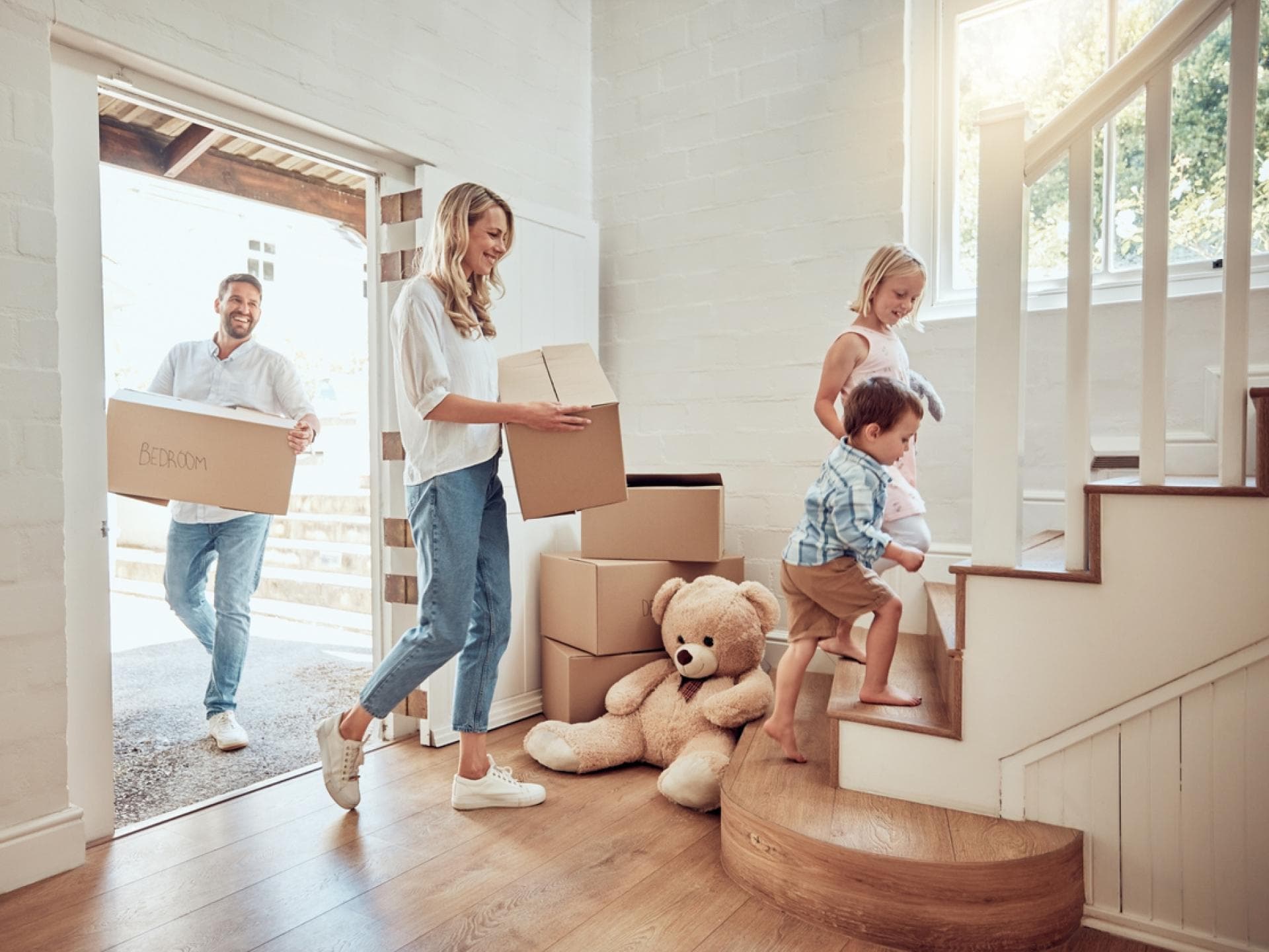 Familie zieht in neu finanziertes Eigenheim ein