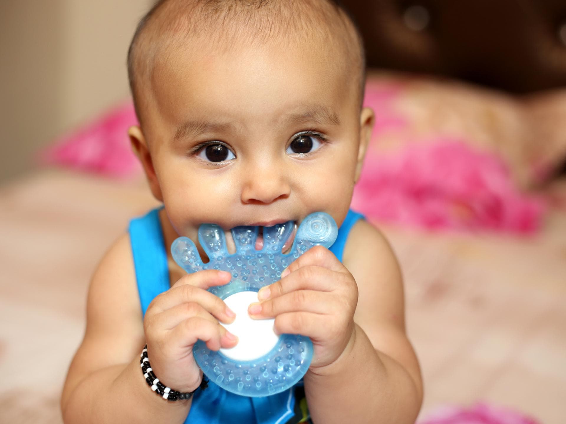 Baby beißt auf Kauring