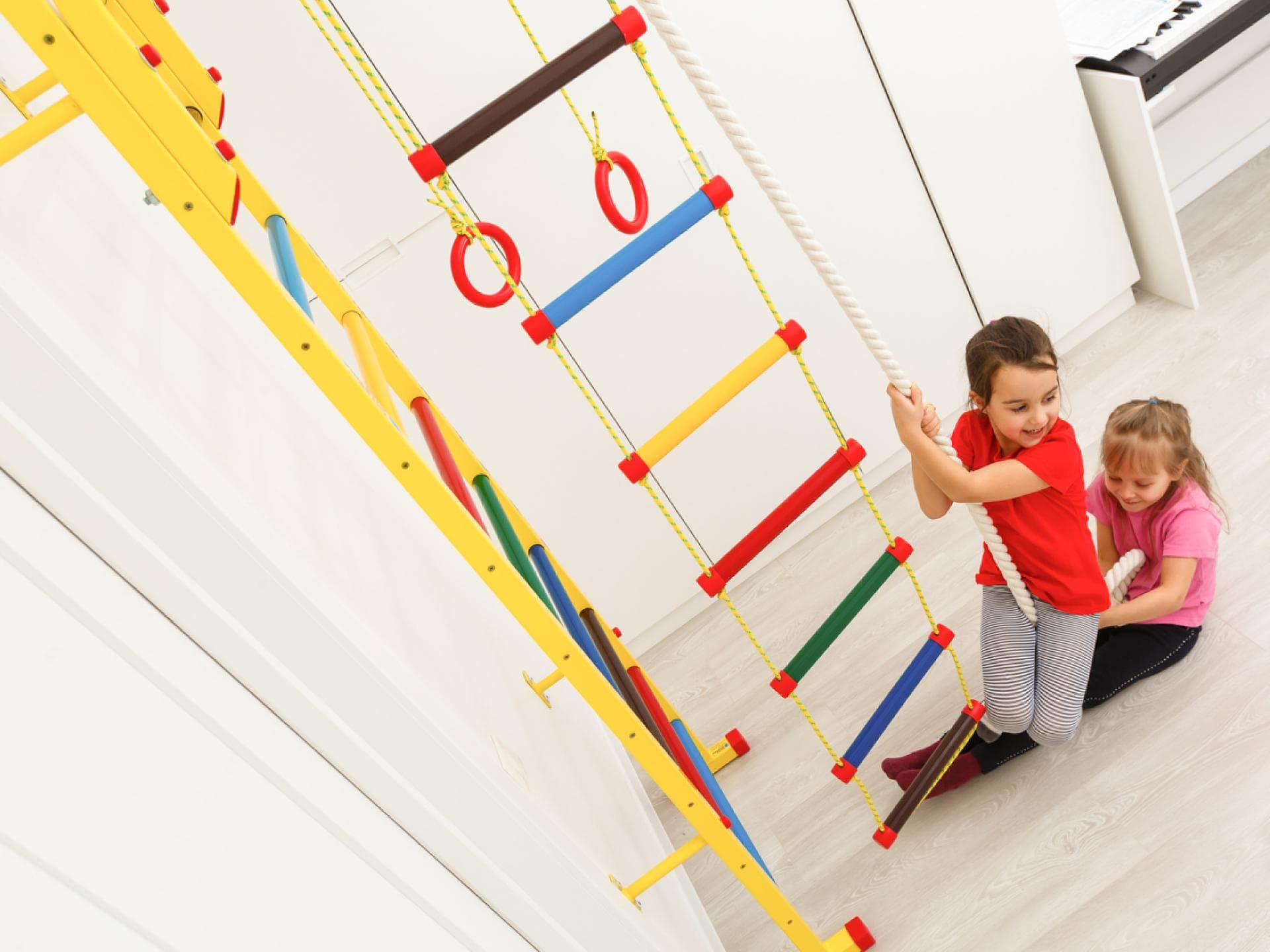 Kids haben Spaß an einer Sprossenwand