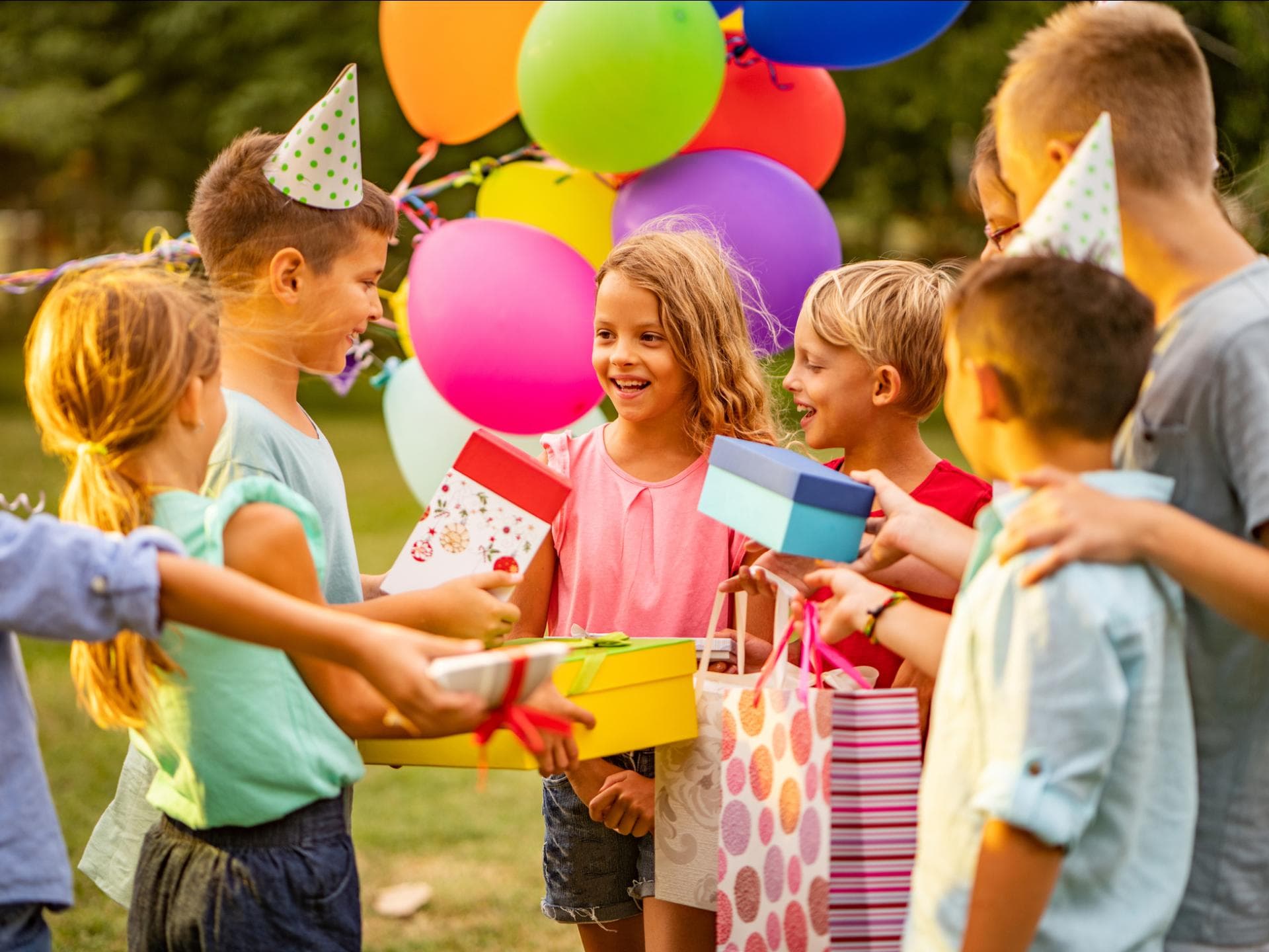 Kinder überreichen ihre Geschenke beim Kindergeburtstag
