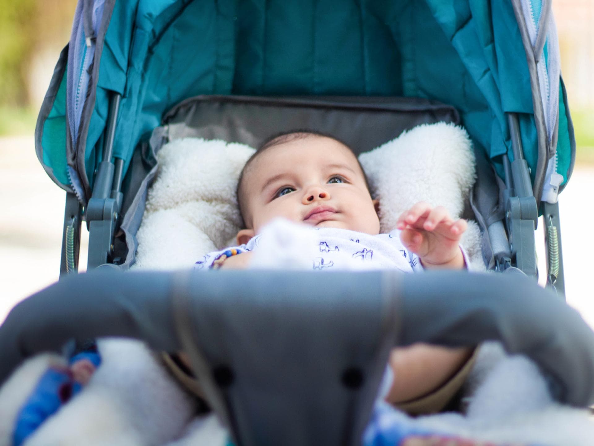 Baby liegt in Reisebuggy