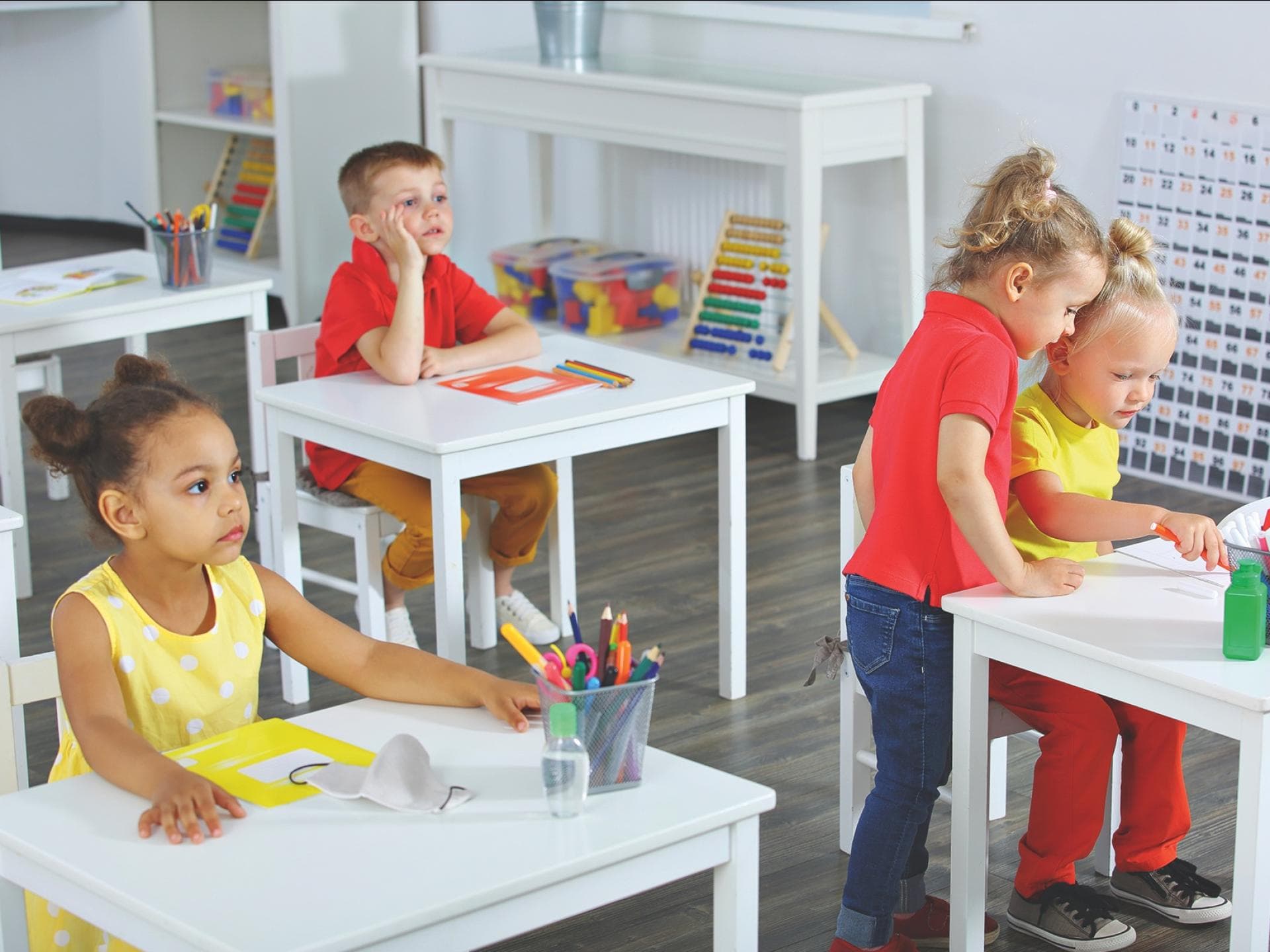 Kleine Kinder in der Schule