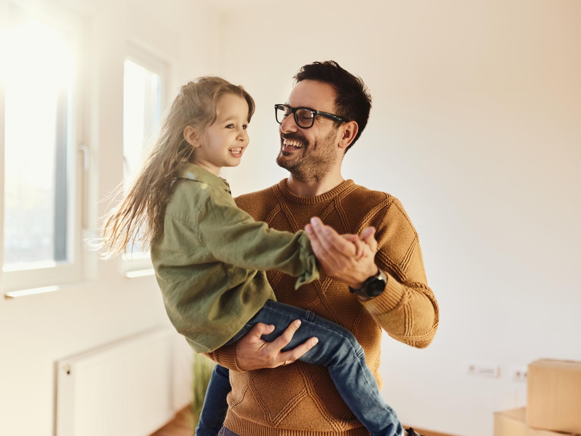 Papa-Zeit macht nicht nur Spaß – sondern auch schlau! Lachender Vater trägt seine Tochter.