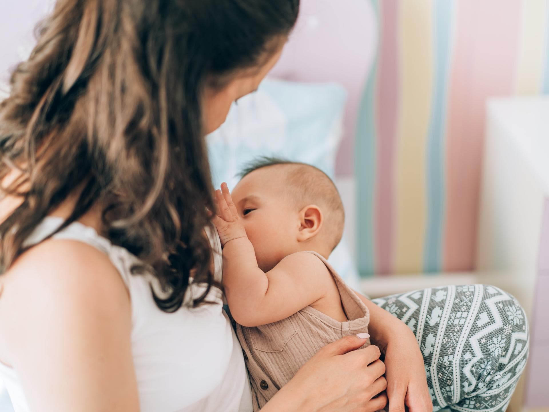 Eine Mama stillt ihr Baby.