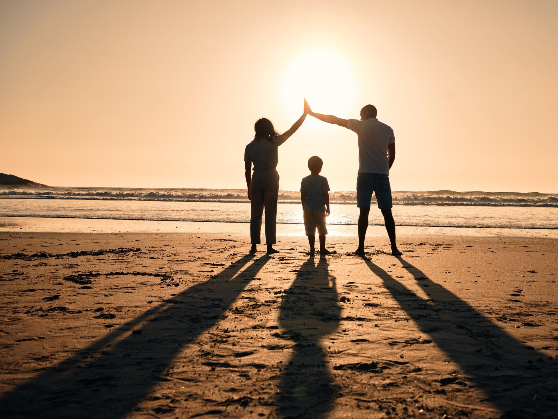 Familie am Strand im Sonnenuntergang. Familie am Strand im Sonnenuntergang.