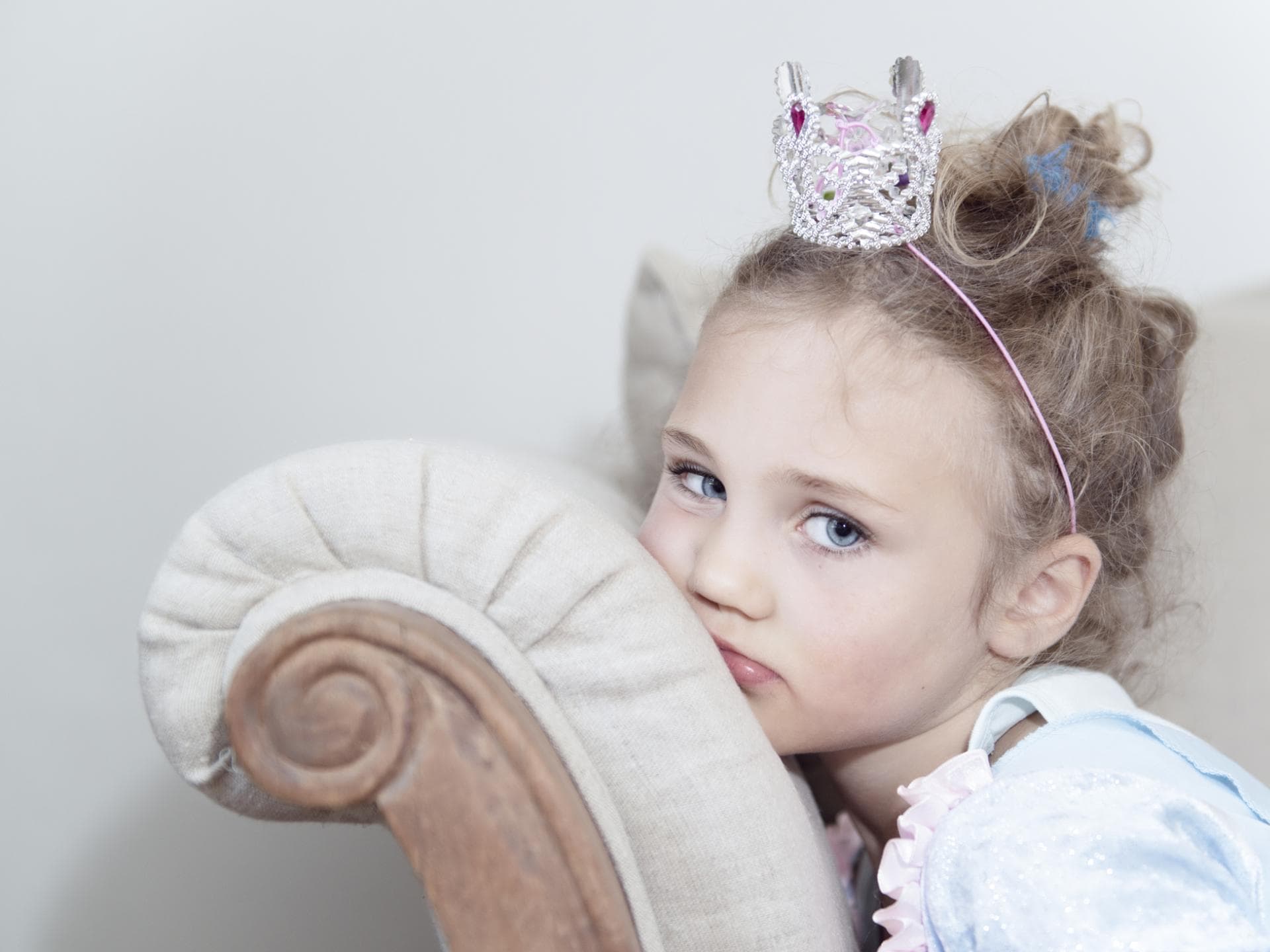 Kleine Prinzessin auf dem Sofa.