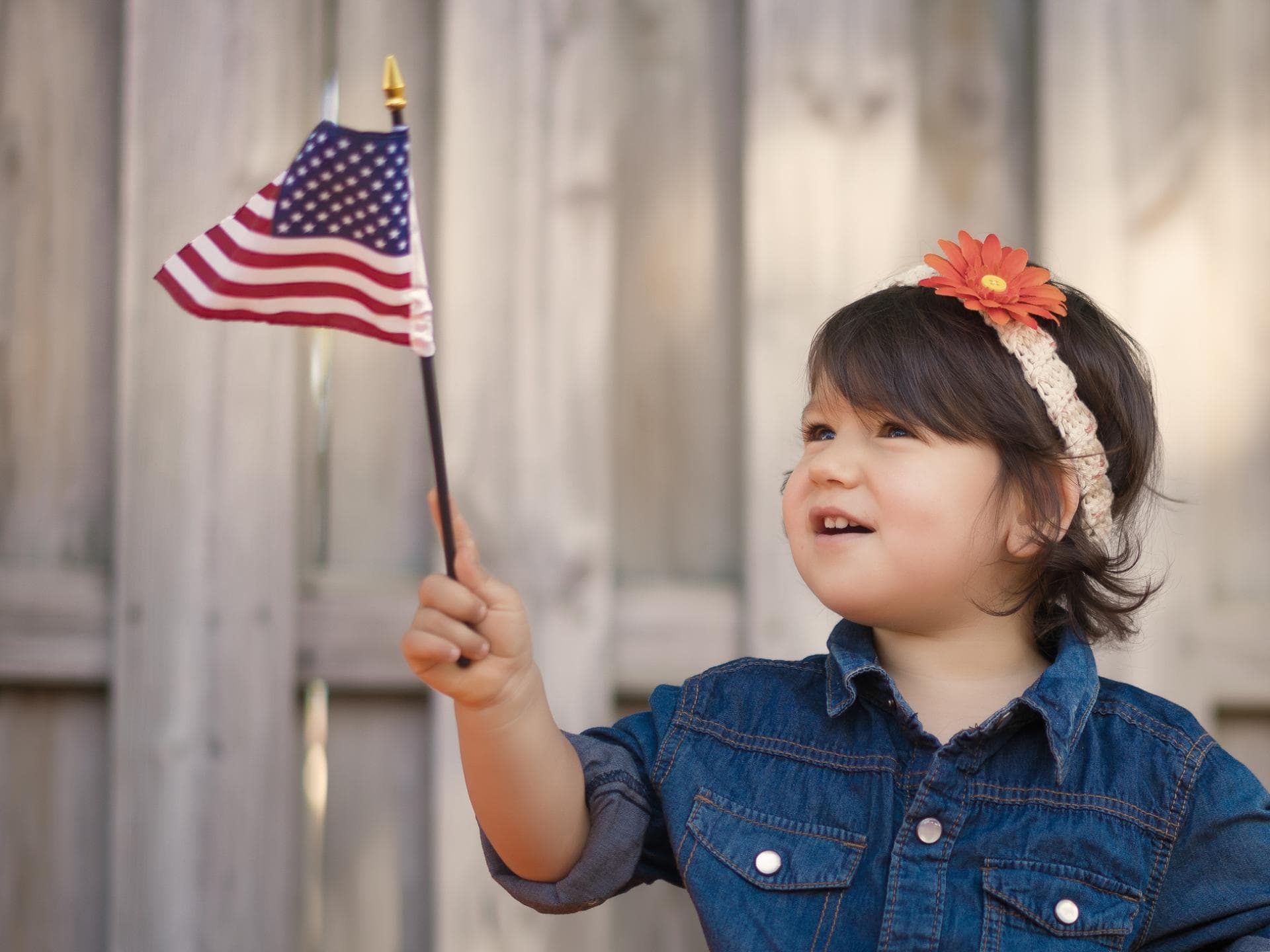 Kleines Mädchen hält eine Amerika-Flagge in der Hand. Kleines Mädchen hält eine Amerika-Flagge in der Hand.