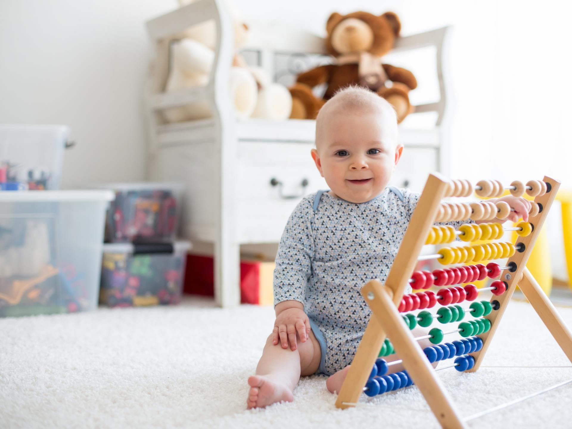 Baby spielt mit Abacus zu Hause.