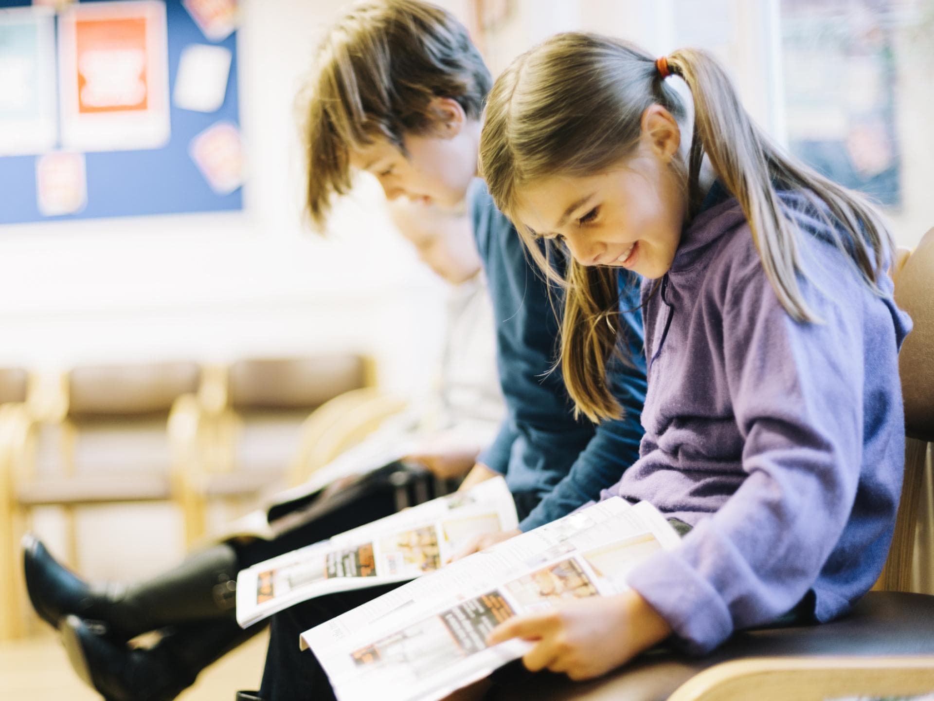 Kinder lesen Comics.