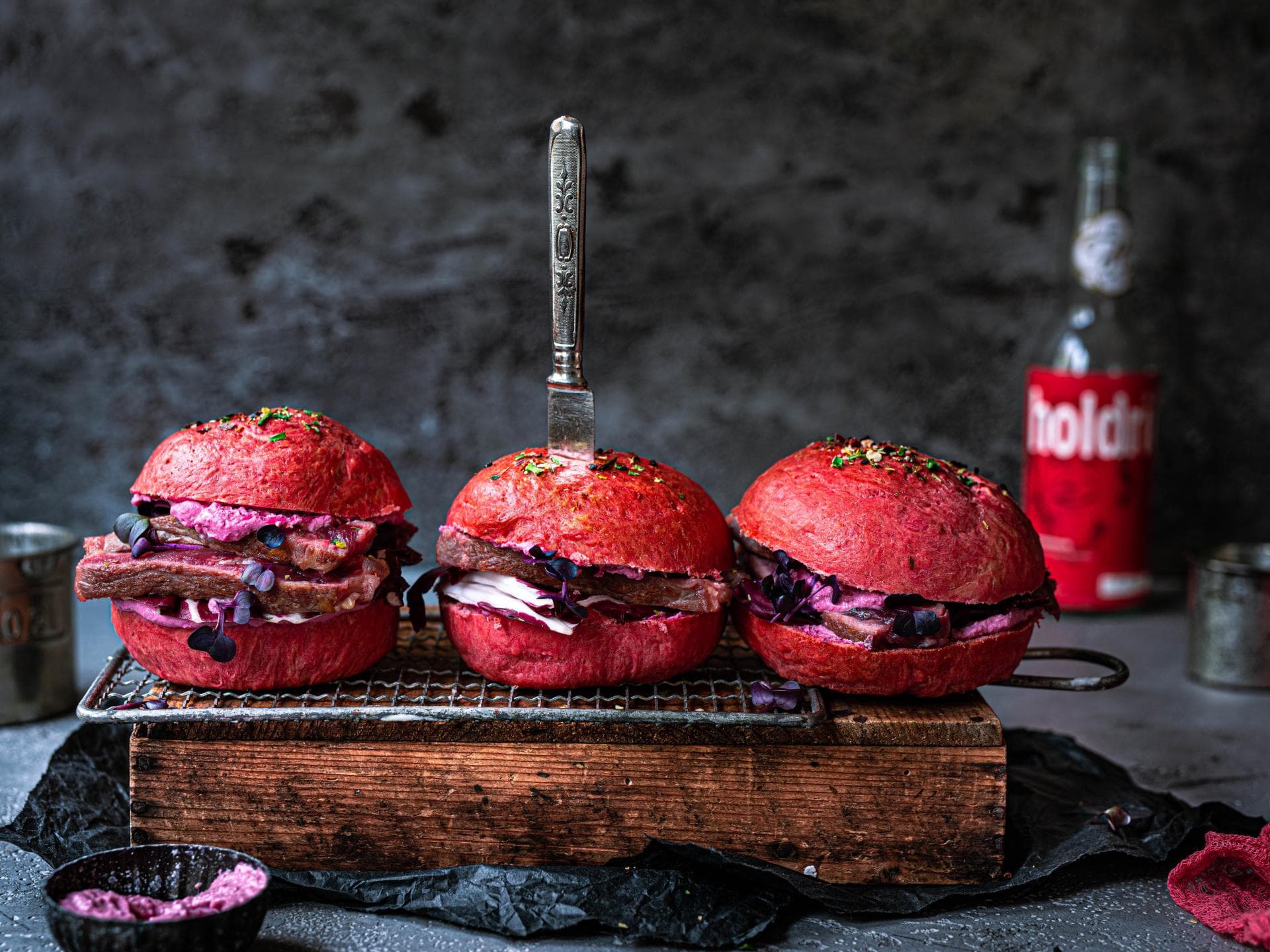 Rote Burger als Blut-Burger für Halloween. Rote Burger als Blut-Burger für Halloween.