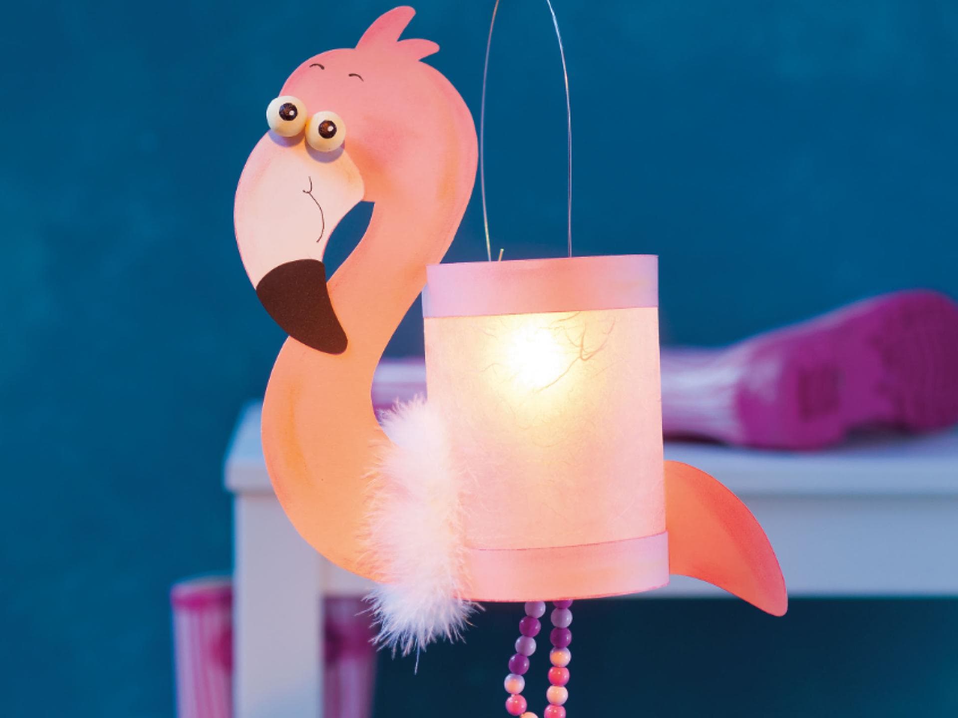 Das Basteln einer Flamingo-Laterne ist gar nicht schwer.