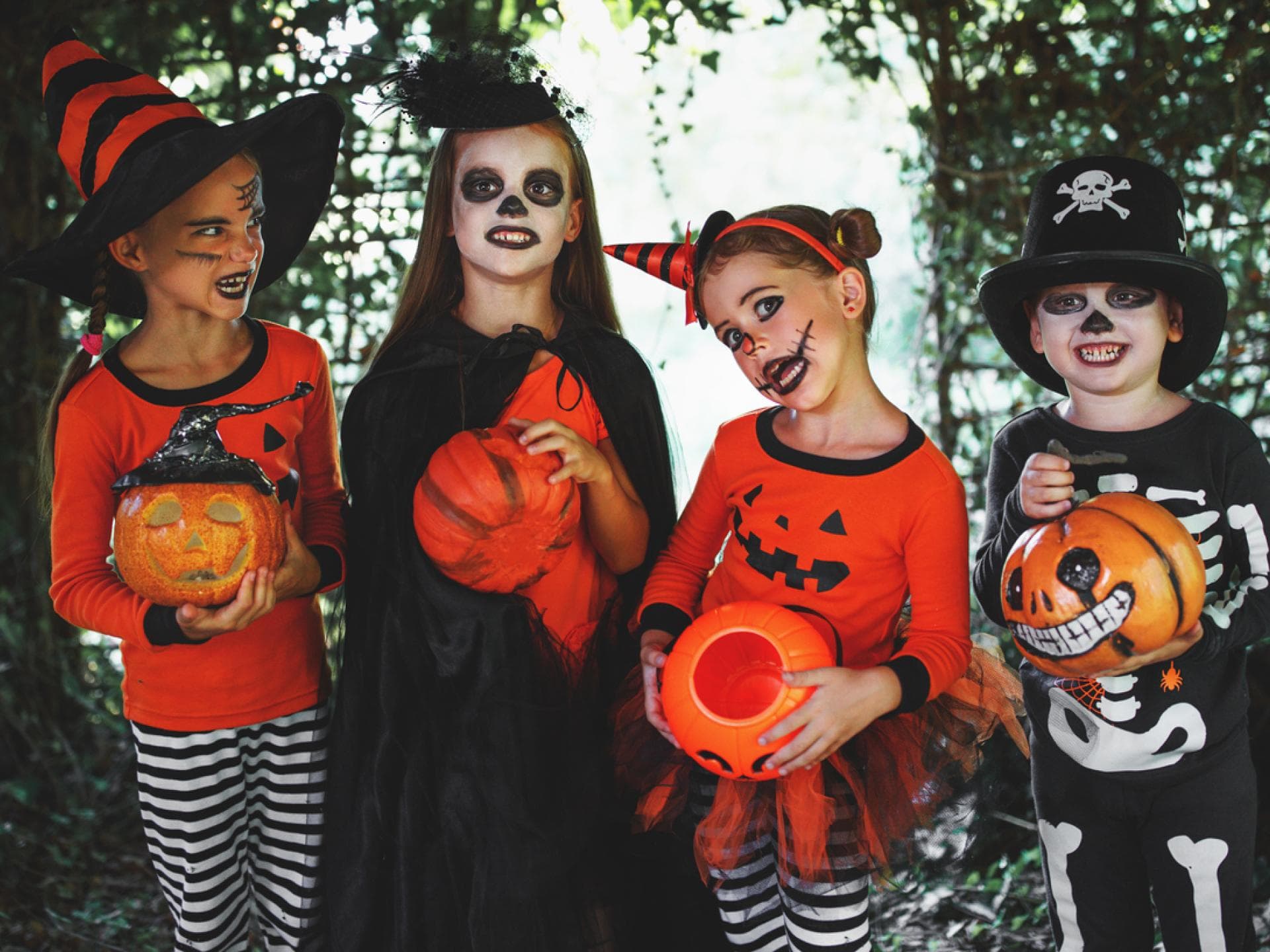 Geschminkte und kostümierte Kinder zu Halloween