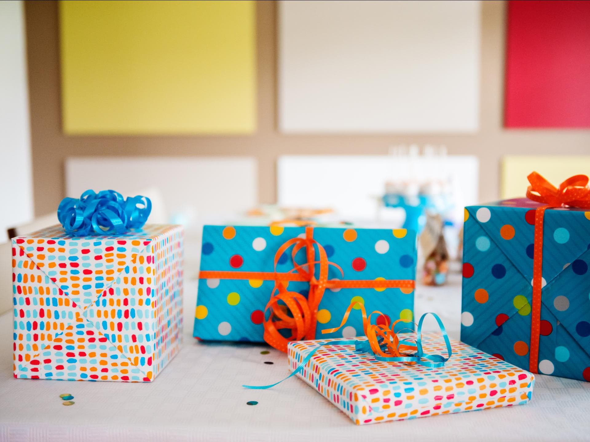 Viele bunte Geschenke für Kinder