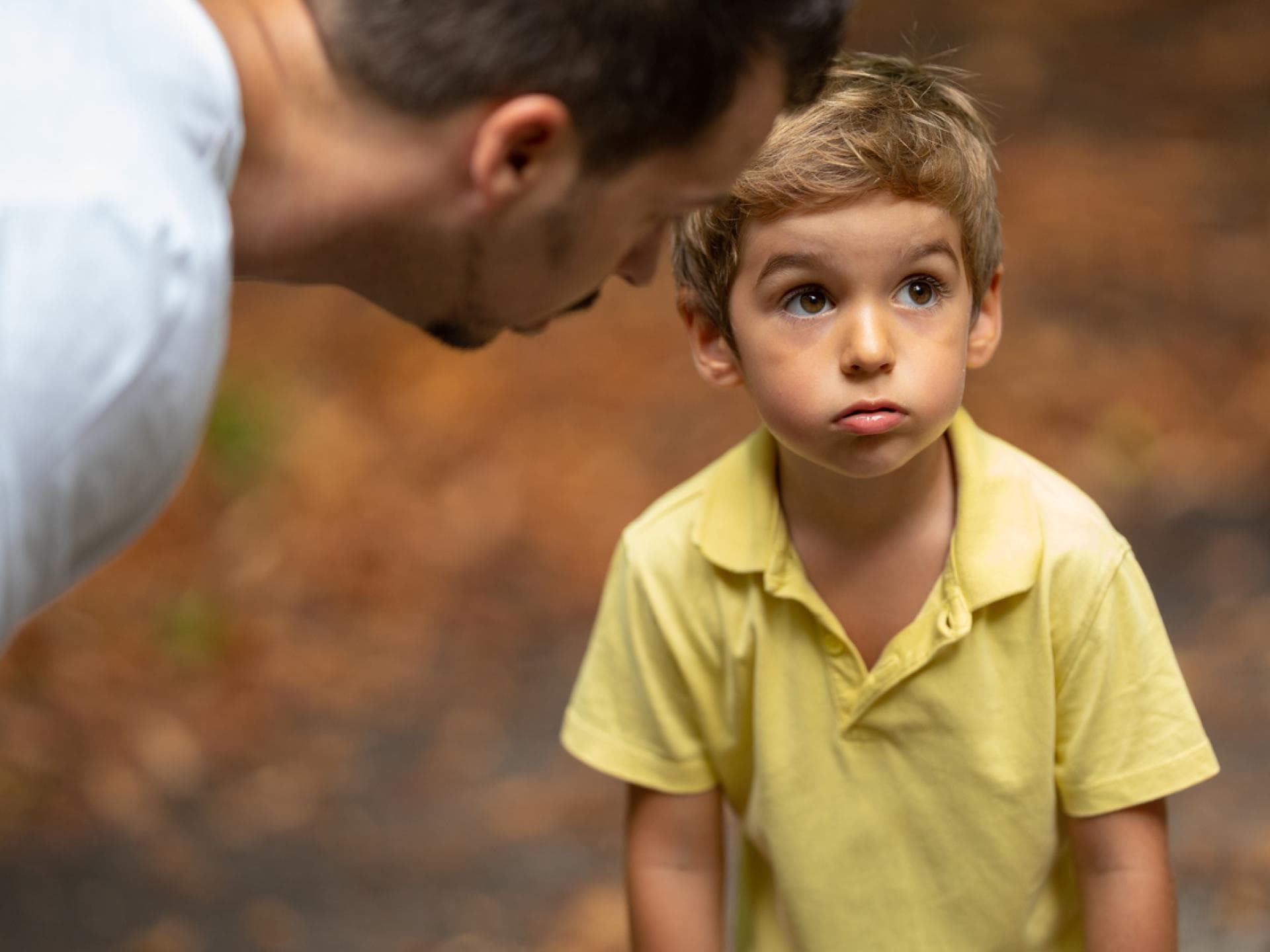 Vater erklärt kleinen Jungen Sohn, wie man sich zu benehmen.