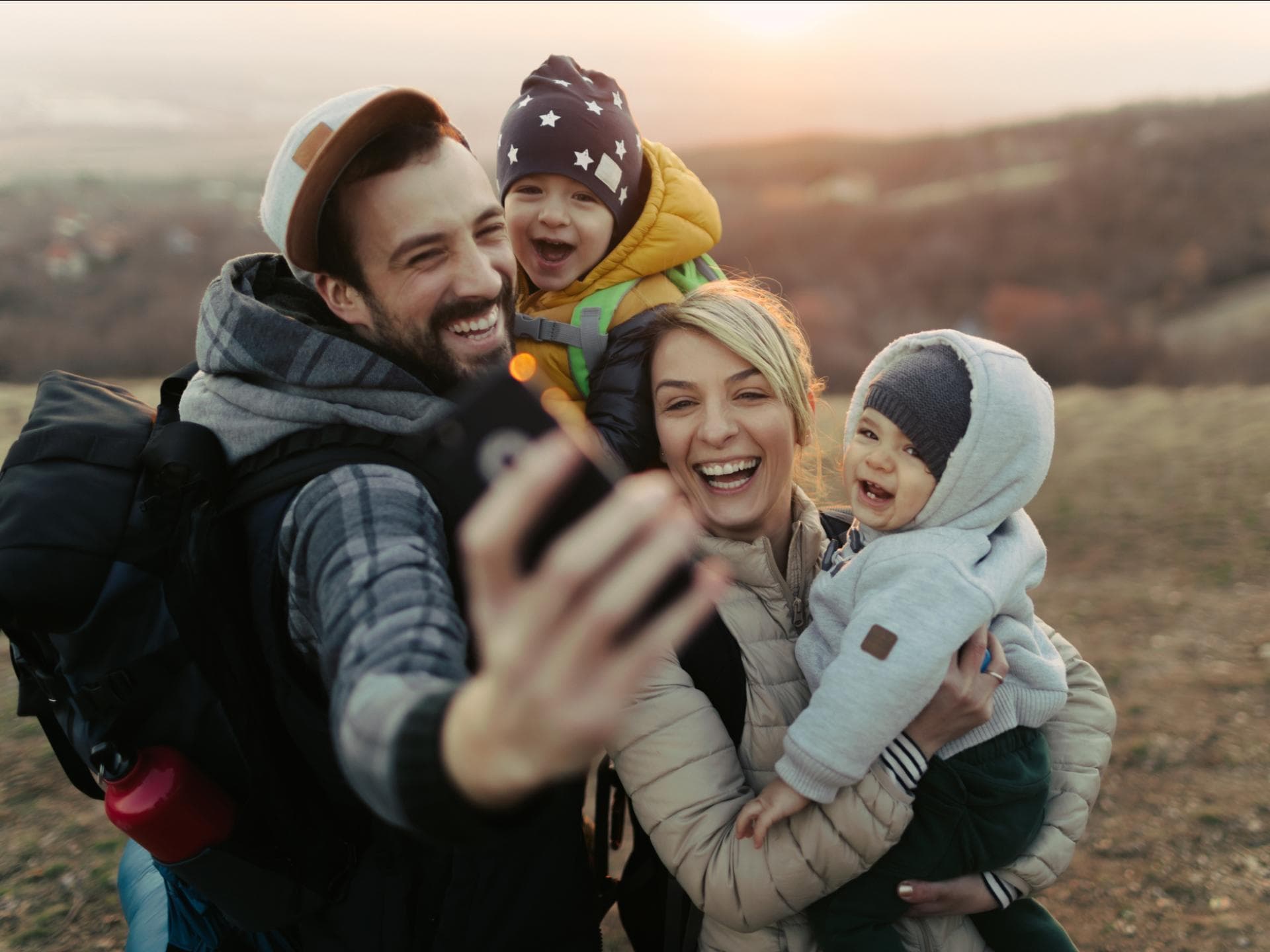 Eine fröhliche Familie im Urlaub in den Bergen
