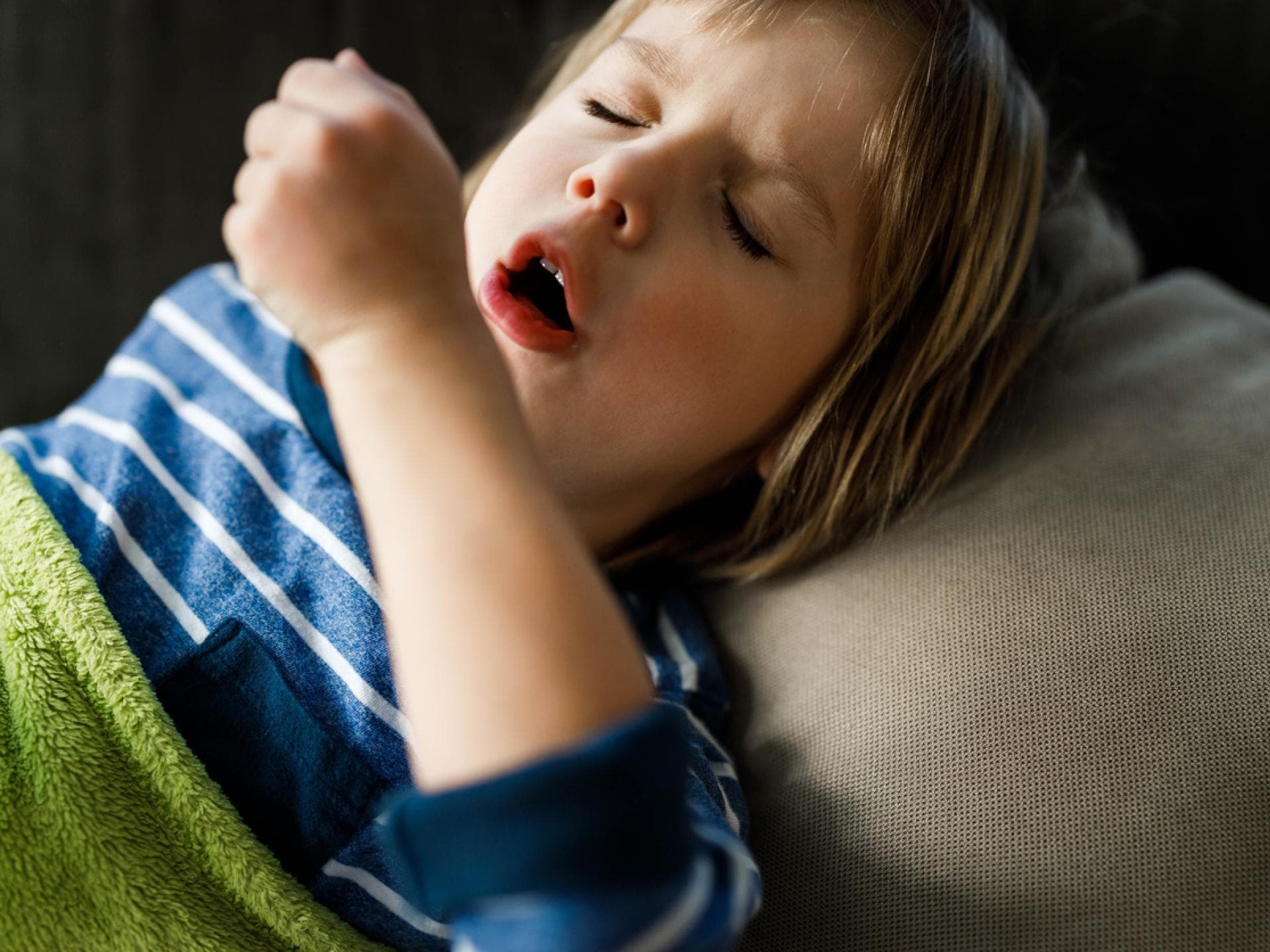 Husten bei Kindern kann wirklich lästig sein.