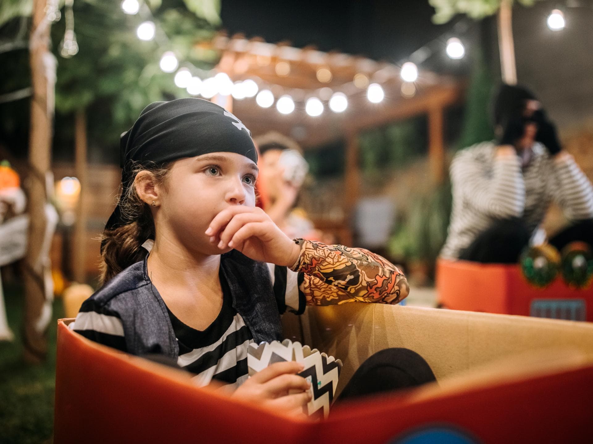 Kleiner Junge schaut einen Halloween-Film für Kinder.