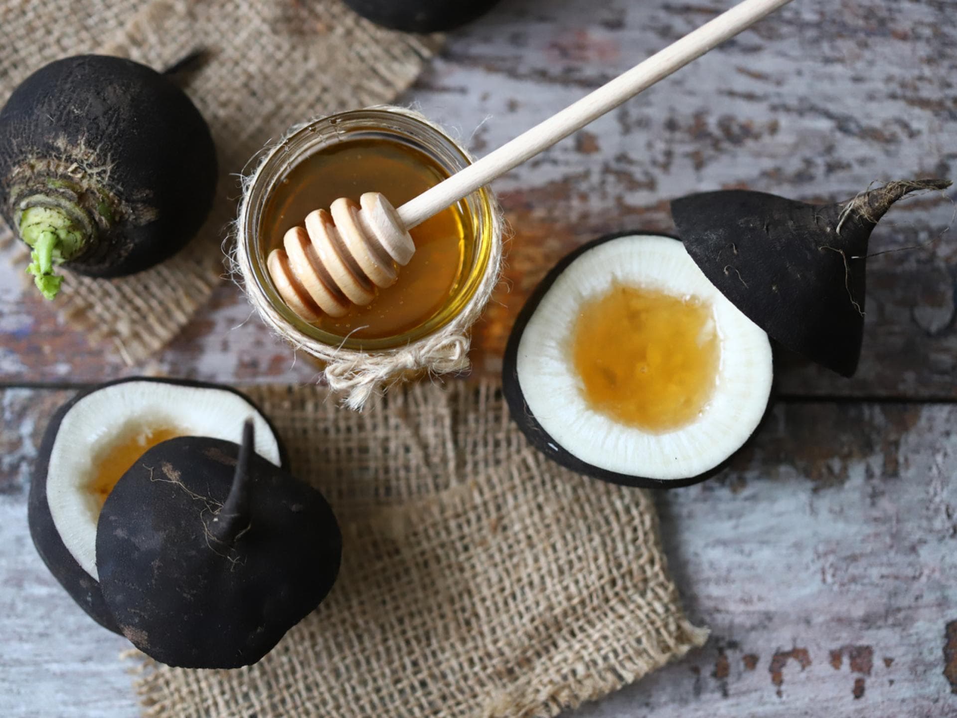 Rettich-Honig-Saft ist ein gutes Hausmittel bei Kinder-Husten. Rettich-Honig-Saft ist ein gutes Hausmittel bei Kinder-Husten.