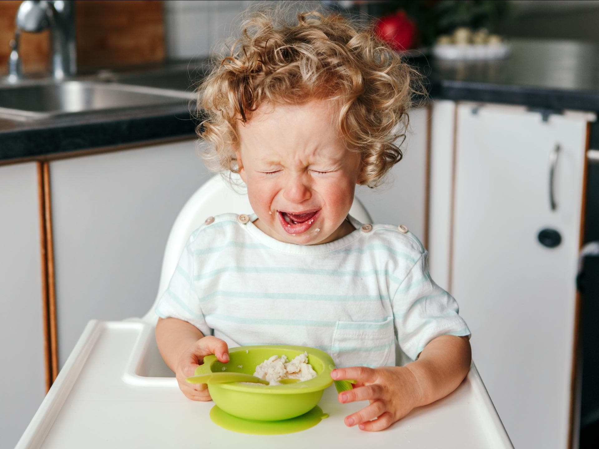 Kleines Mädchen schreit beim Essen
