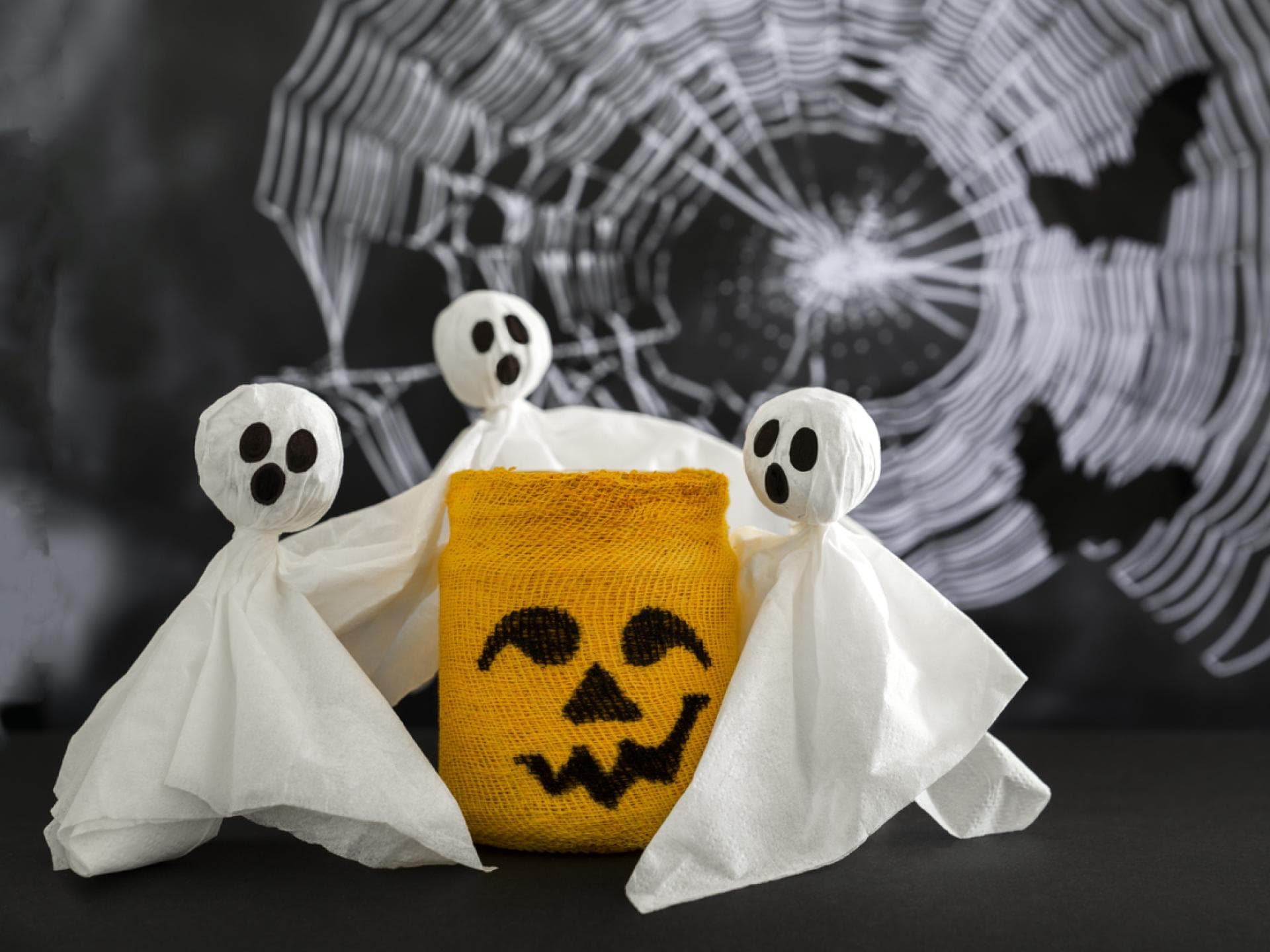 Gespenster basteln für Halloween 