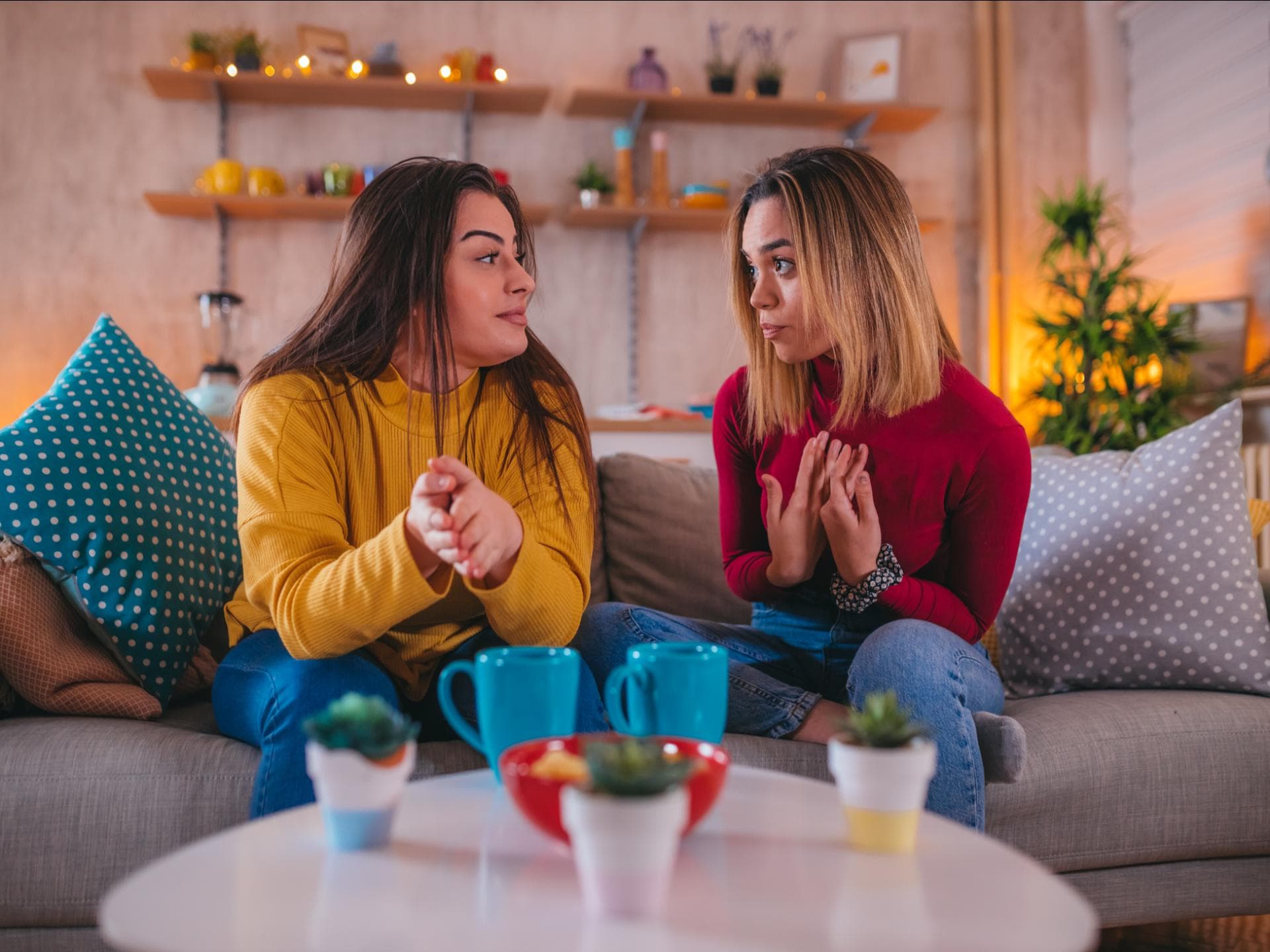 Zwei Frauen sitzen auf einem Sofa Ist es okay, die Erziehung von Freunden zu kritisieren?