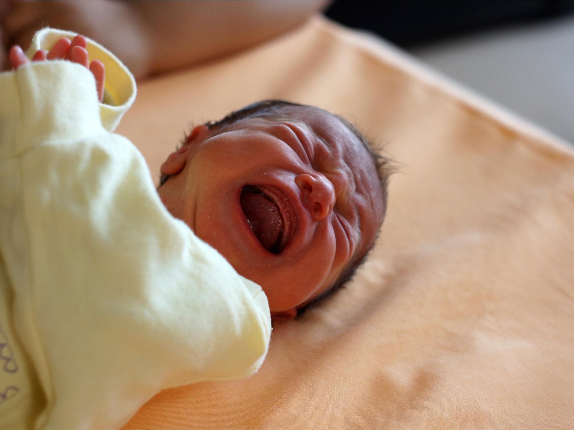 In den ersten Tagen verändert sich das Aussehen eines Babys in rasantem Tempo.