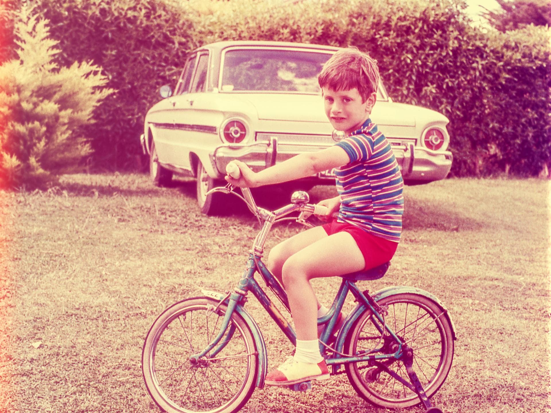 Junge auf einem Fahrrad in den 70ern.