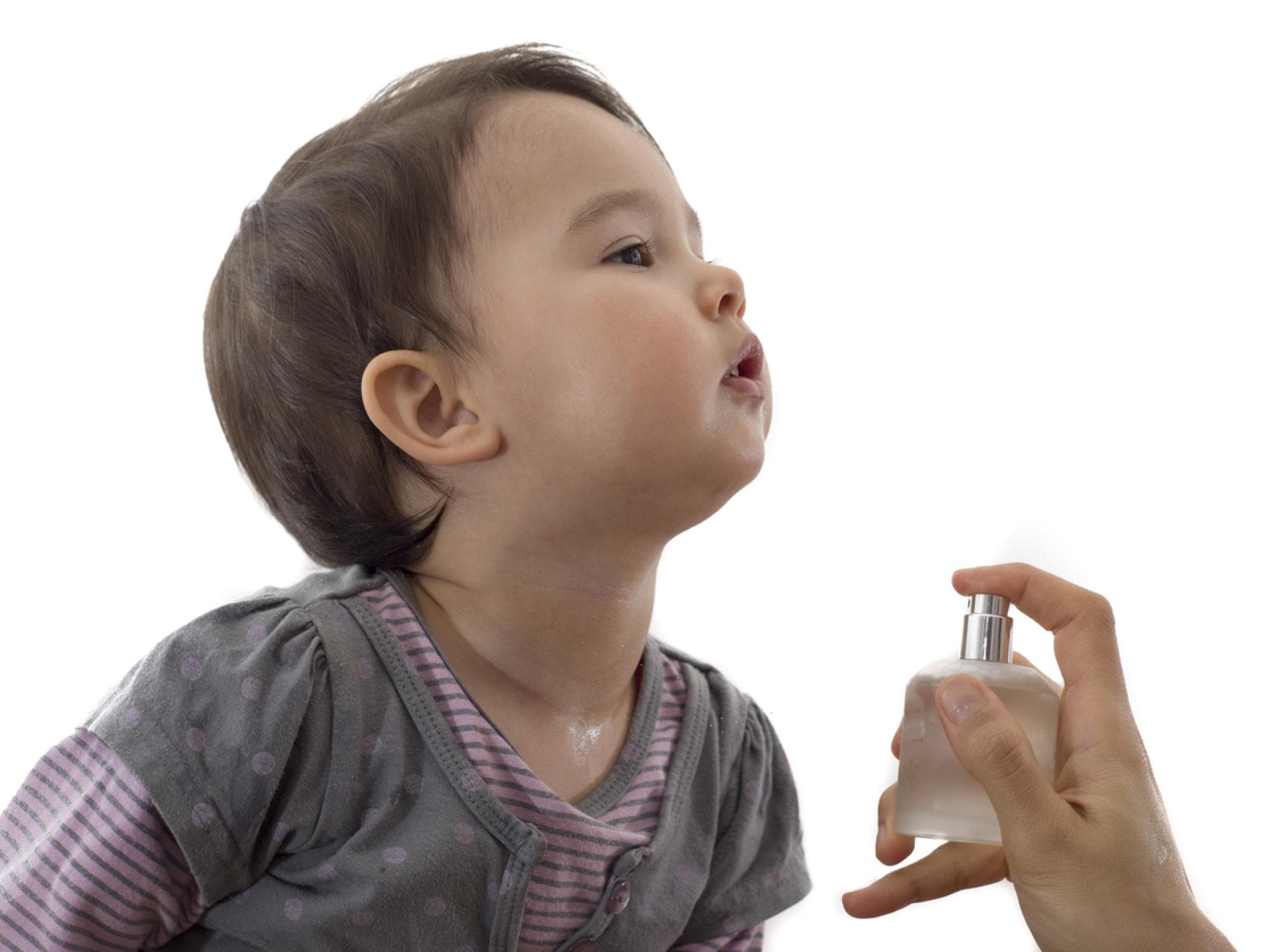 Baby wird mit einem Parfum eingesprüht.