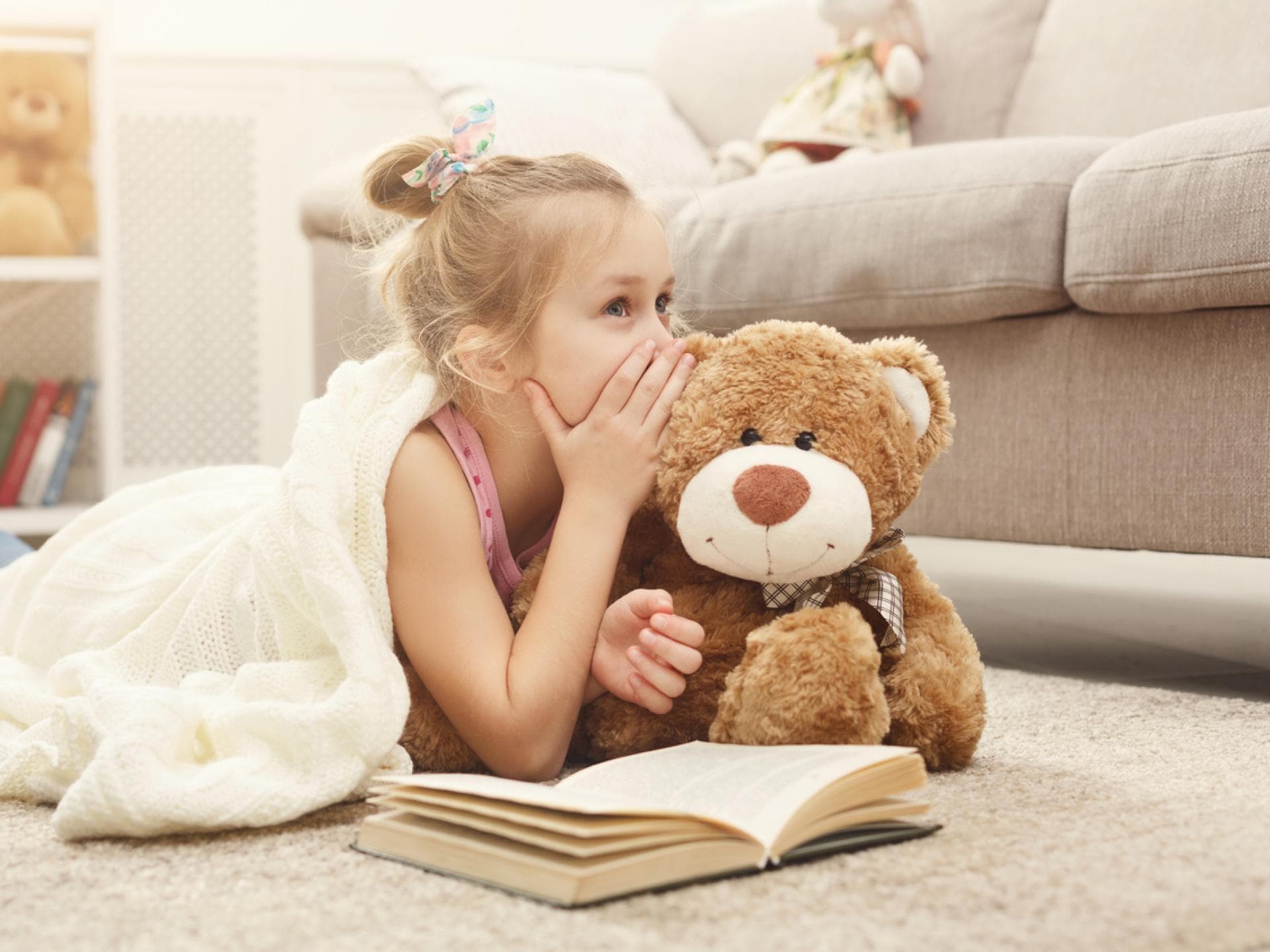 Kleines Mädchen flüstert ihrem Teddy ein Geheimnis ins Ohr. Kleines Mädchen flüstert ihrem Teddy ein Geheimnis ins Ohr.