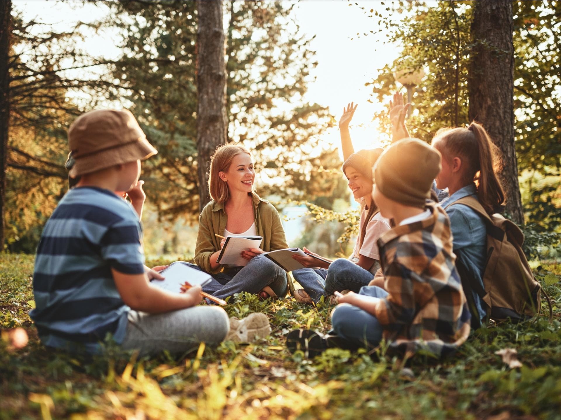Kinder lernen draußen in der Natur. Kinder lernen draußen in der Natur.