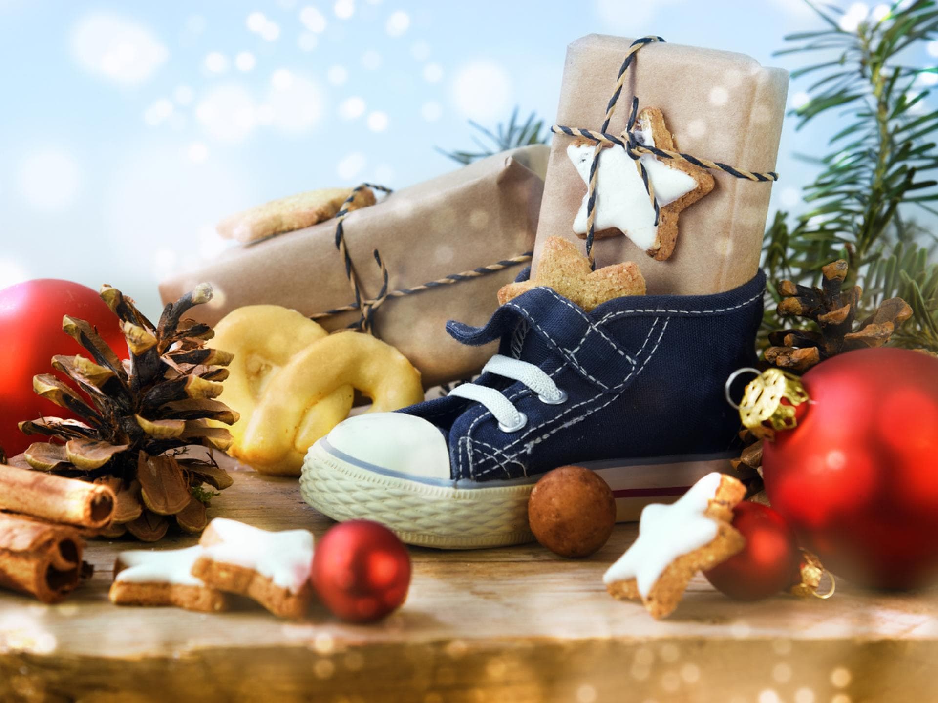 Nikolaus-Geschenke auf einem geschmückten Tisch. Wann kommt der Nikolaus? Es gibt tatsächlich Unterschiede.