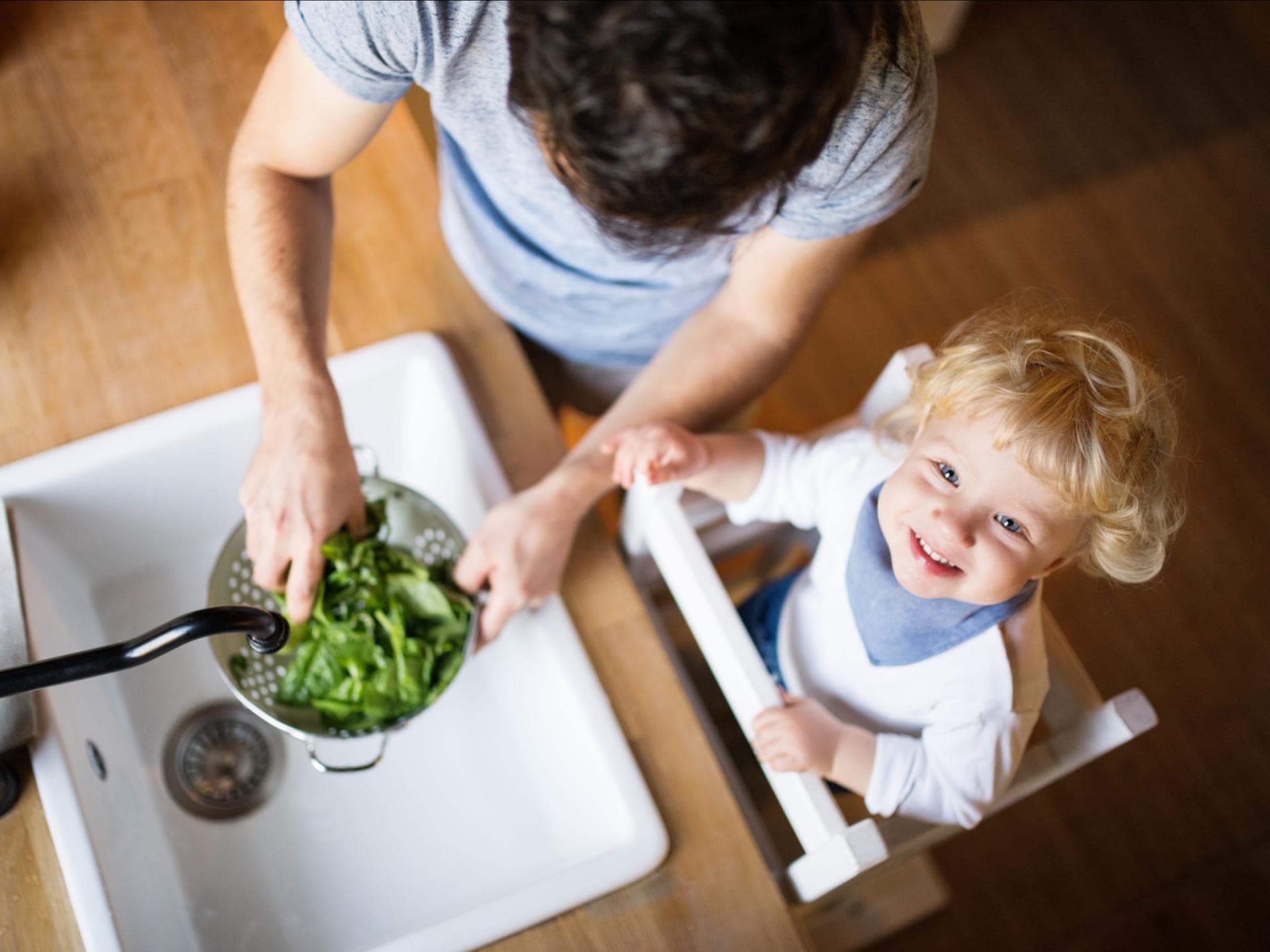 Ein Lernturm kann dazu beitragen, die Unabhängigkeit von Kindern zu fördern.