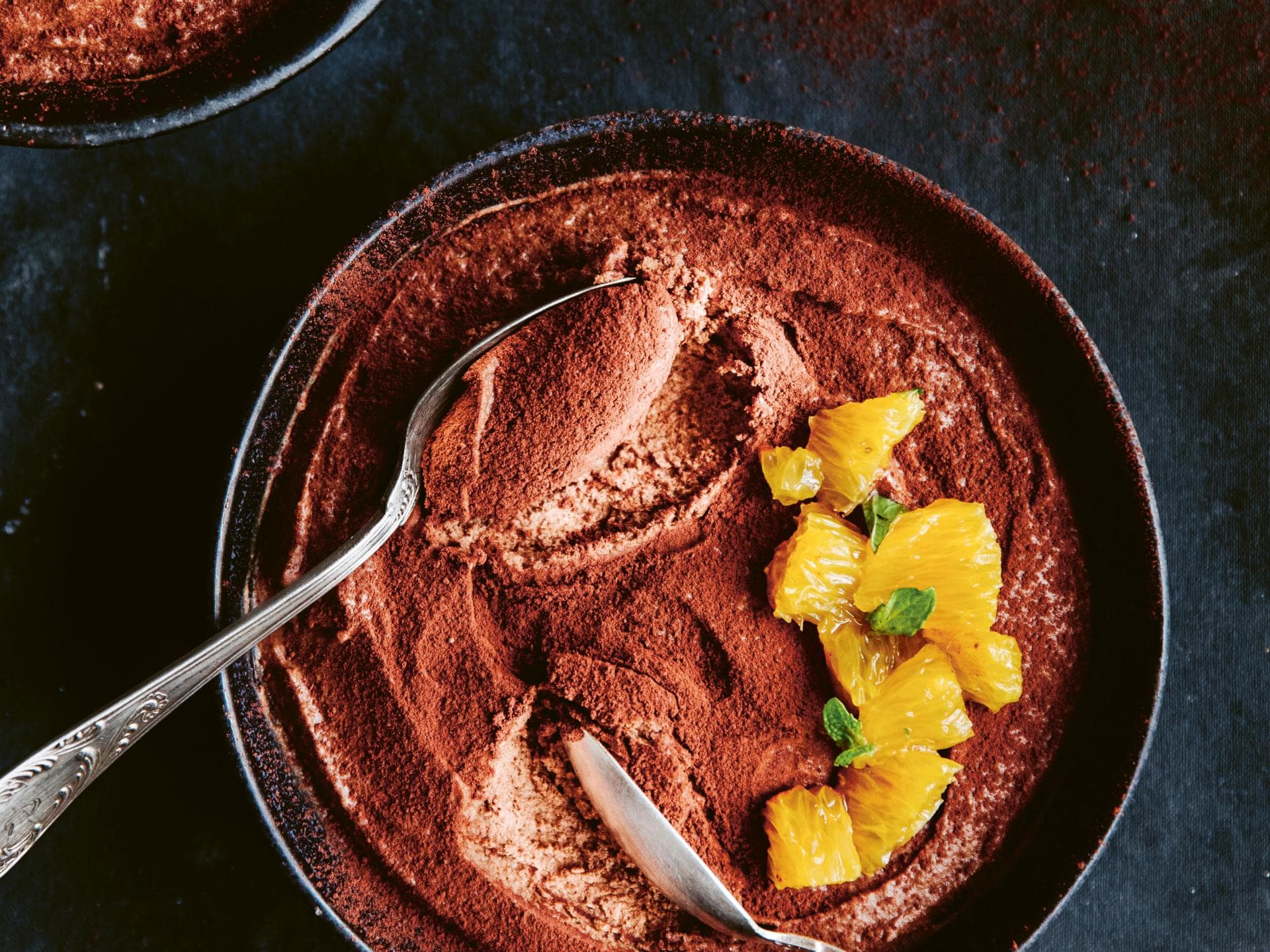 Lebkuchen-Mousse mit Orangen-Minze-Salat