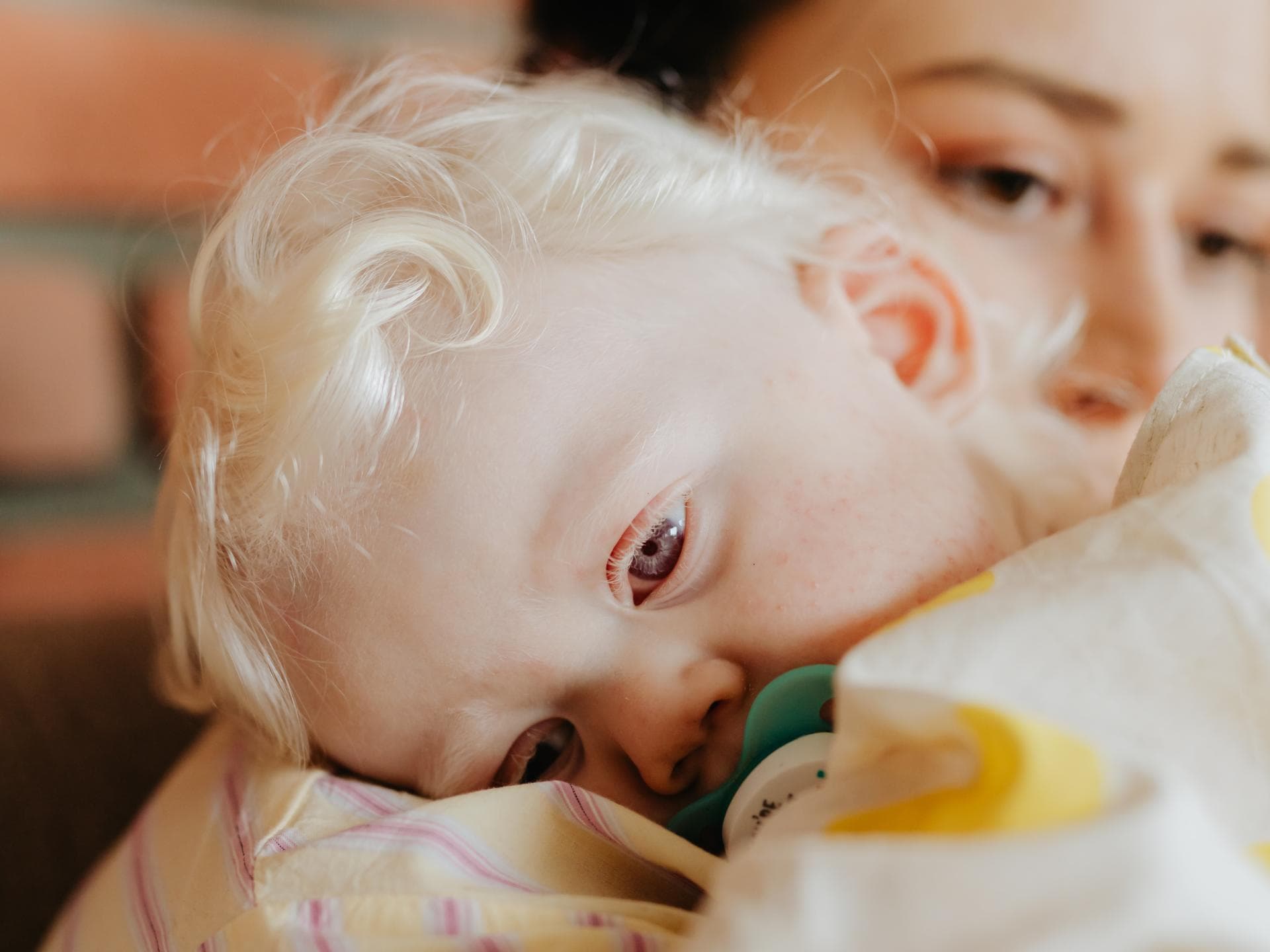 Wenn das Baby erkältet ist, sind ist Kuscheln besonders wichtig. 