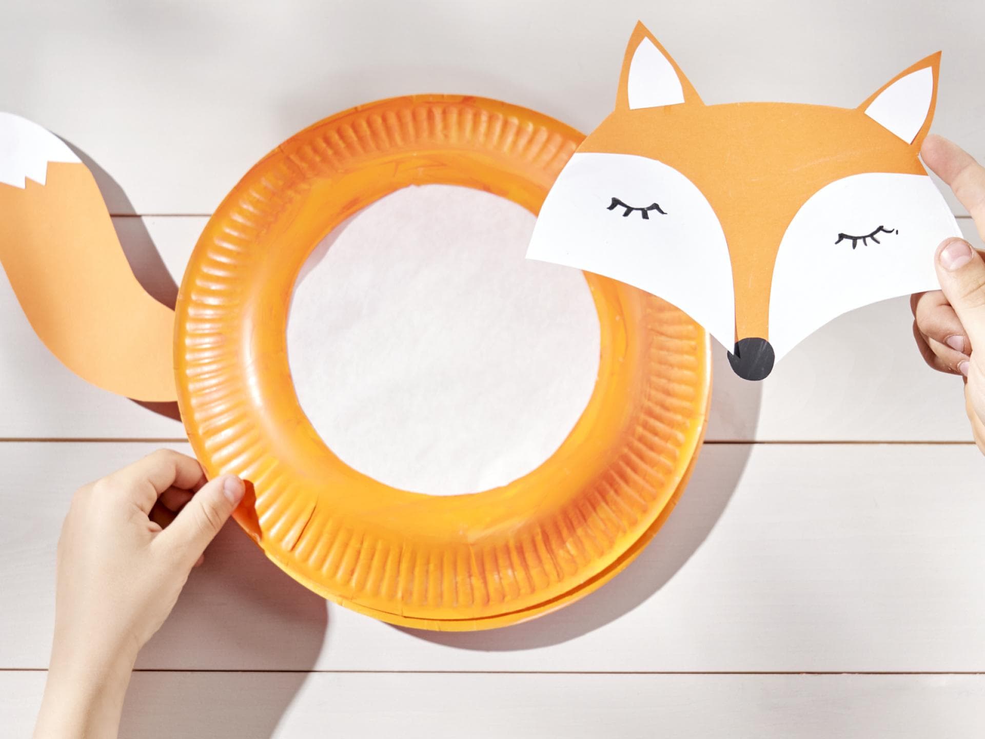 Eine Fuchslaterne gebastelt aus Papptellern.