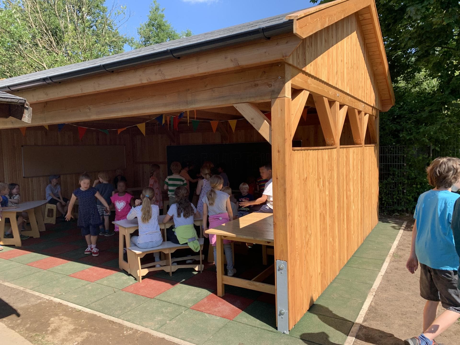 In diesem Outdoor-Klassenzimmer lernen Grundschüler.