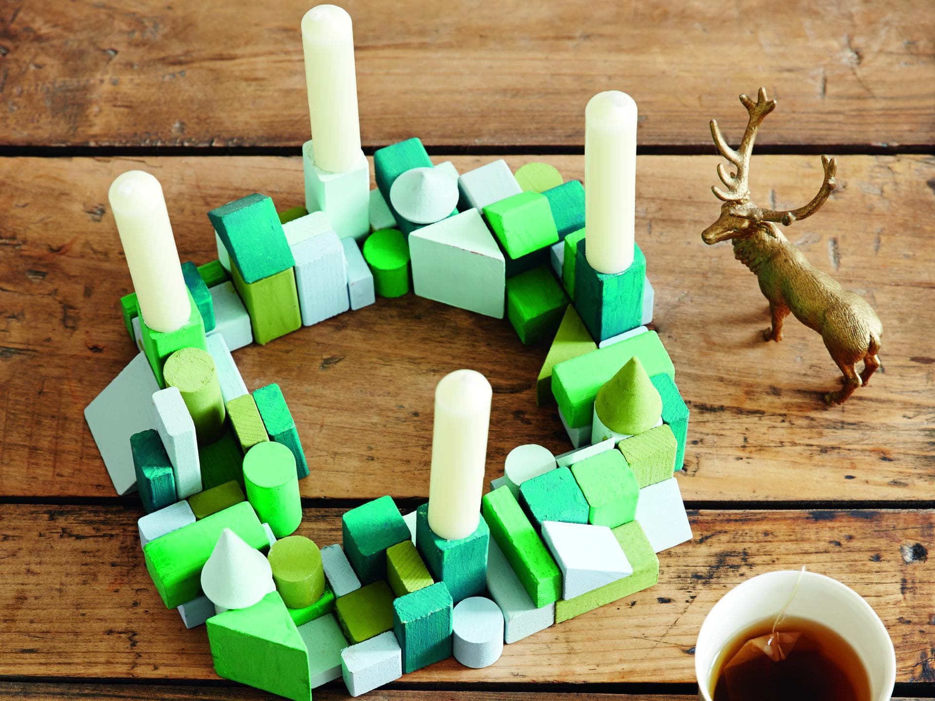 Diesen hübschen Adventskranz aus Bausteinen könnt ihr prima mit euren Kindern selber basteln.