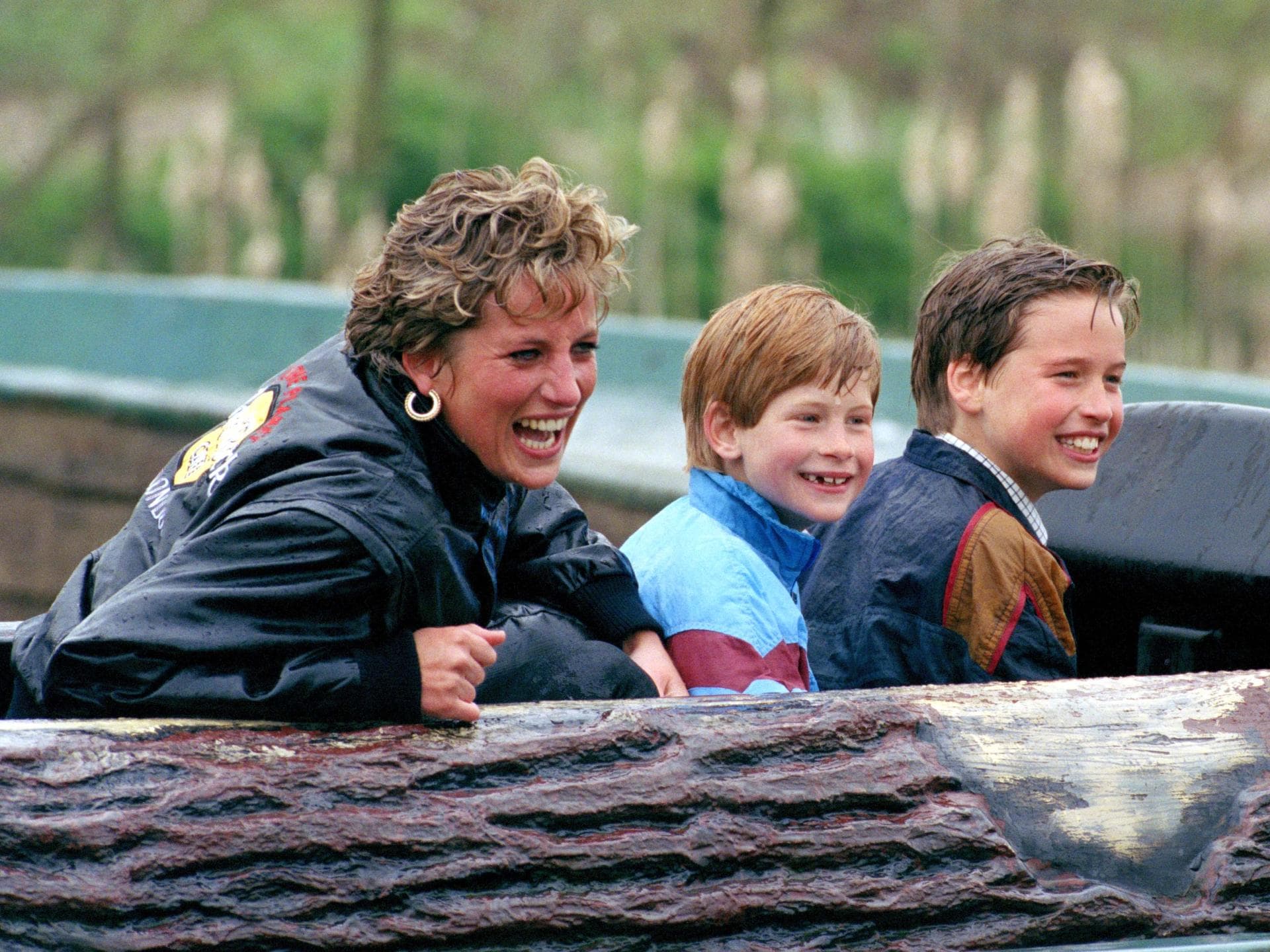 Prinzessin Diana mit ihren Söhnen Harry und William in der Wildwasserbahn.