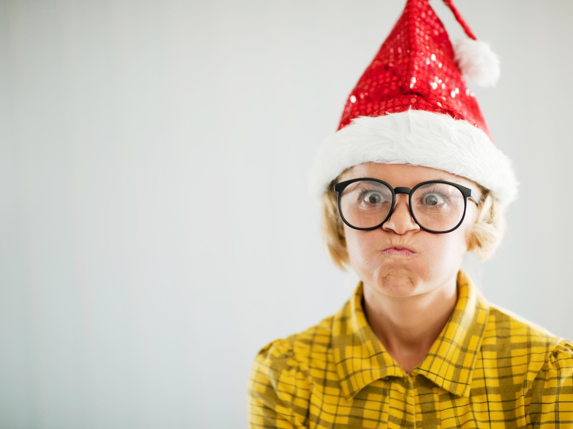 Gestresste Mutter mit Weihnachtsmütze.