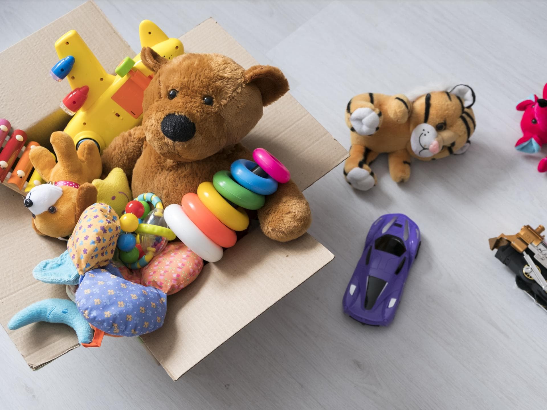 Gebrauchtes Spielzeug verschenken Gebrauchtes Spielzeug in einem Karton