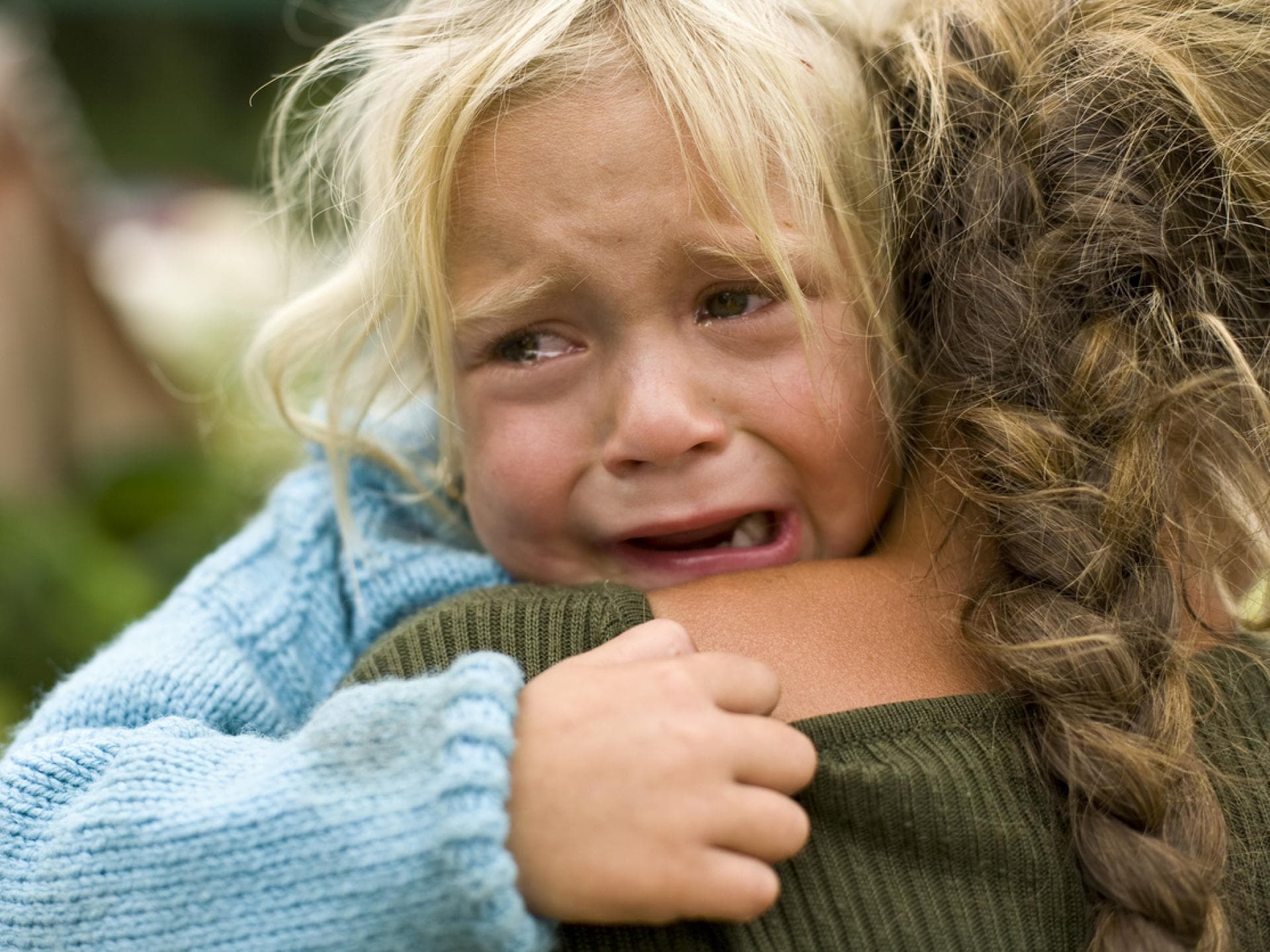Mädchen bricht im Arm der Mutter in Tränen aus. Mädchen bricht im Arm der Mutter in Tränen aus.