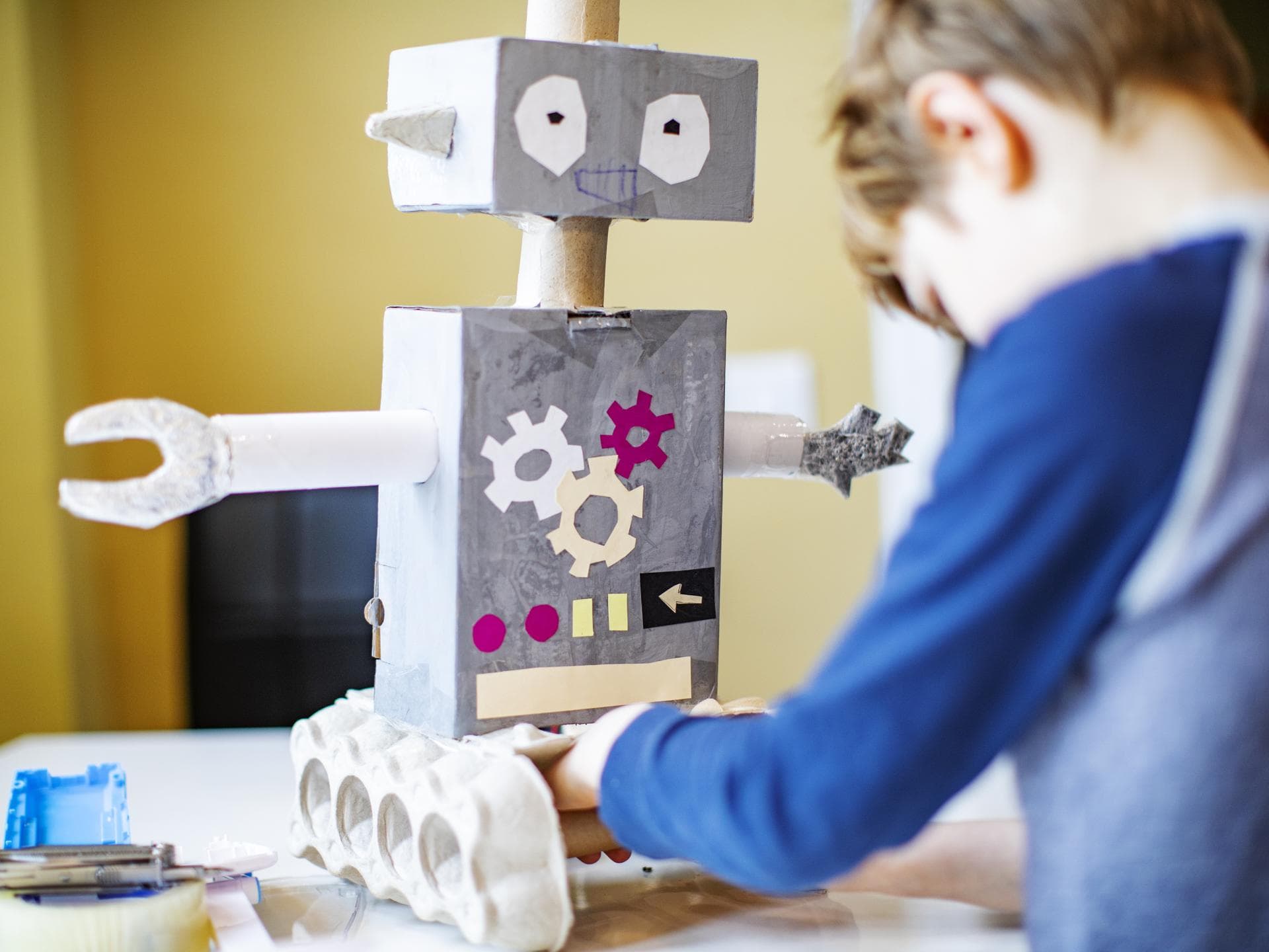 Ein gebastelter Roboter aus alter Pappe