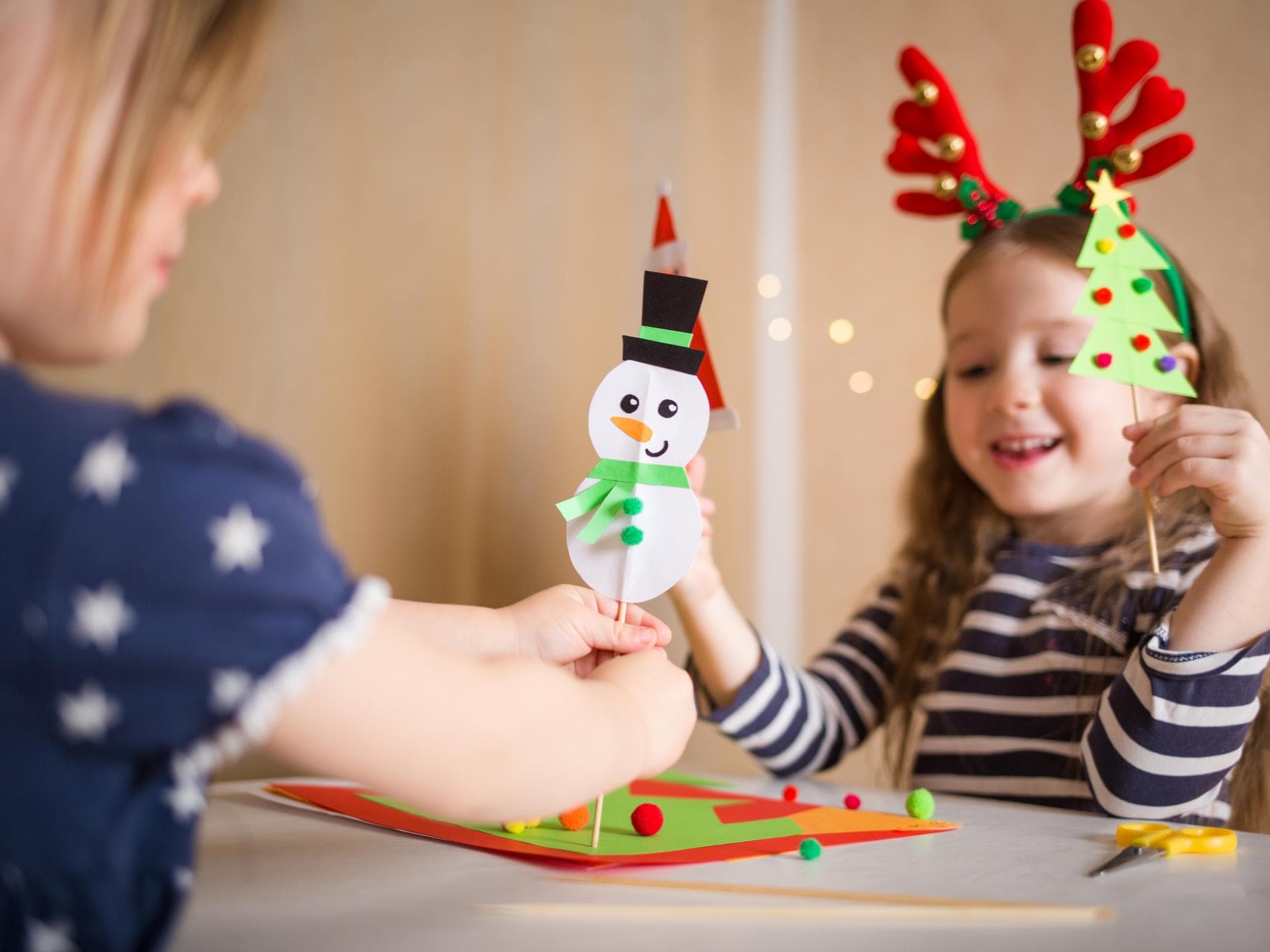 Zwei Kinder basteln Schneemänner Zwei Kinder basteln Schneemänner