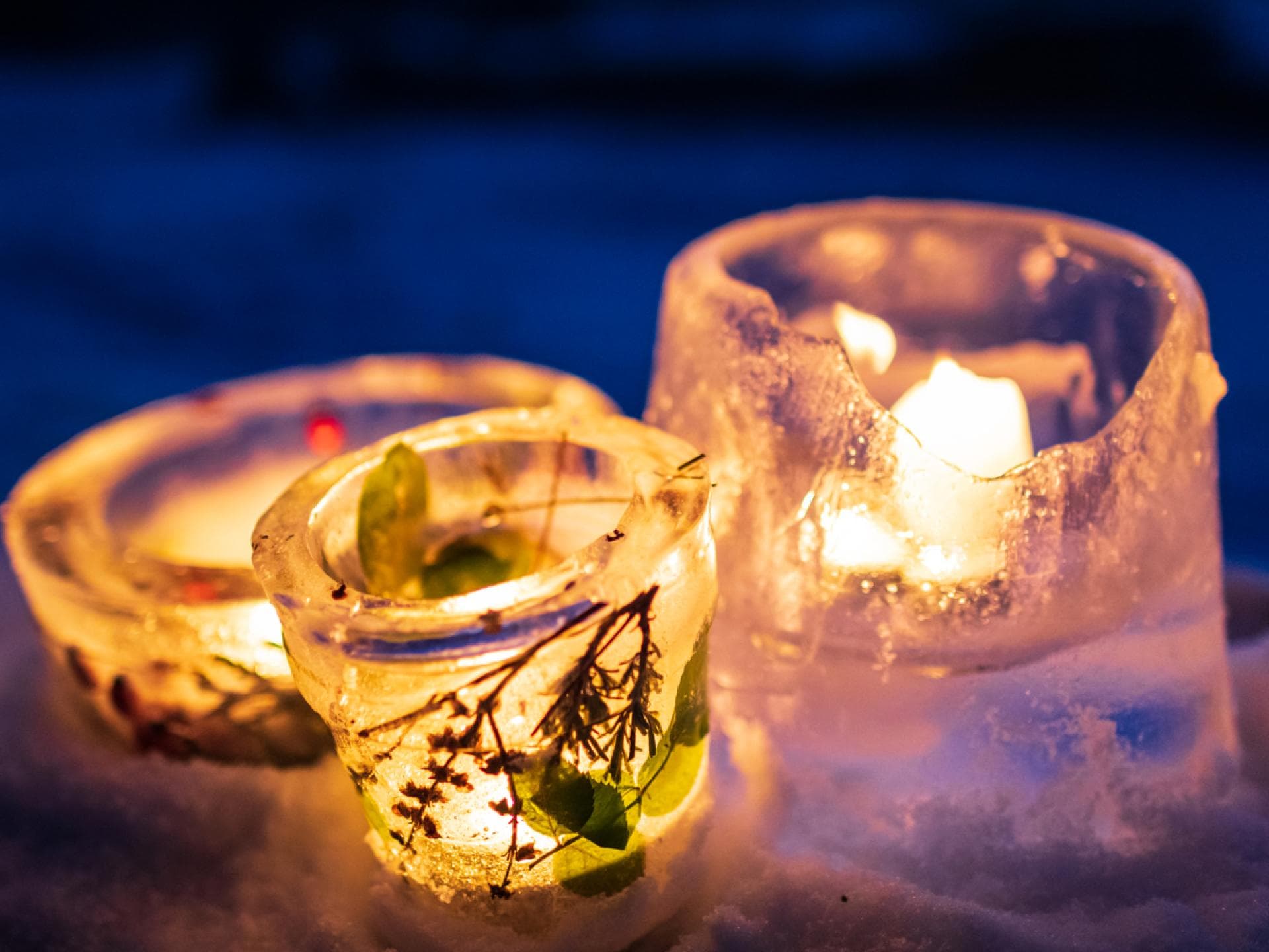 Selbstgemachte Eislaternen im Garten. Selbstgemachte Eislaternen im Garten.
