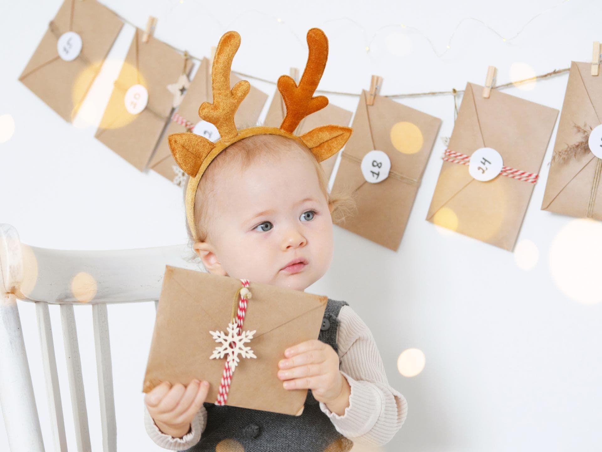 Baby will ein Türchen vom Adventskalender öffnen.