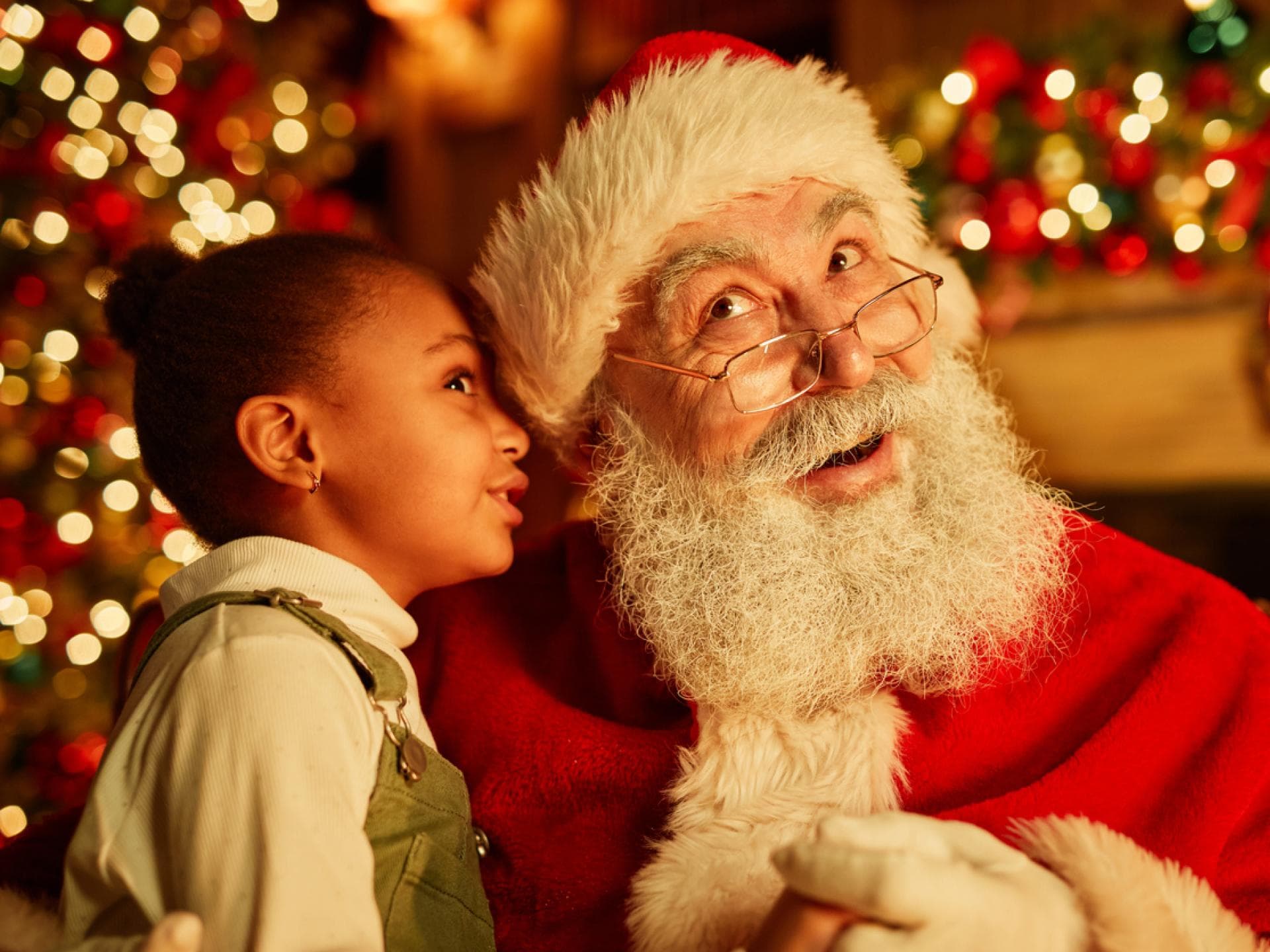 Kleines Mädchen flüstert dem Nikolaus ein Gedicht ins Ohr. Kleines Mädchen flüstert dem Nikolaus ein Gedicht ins Ohr.